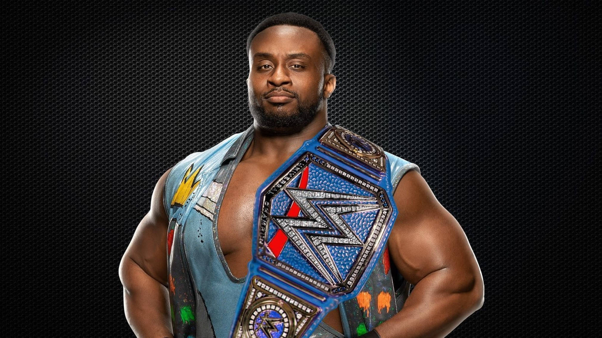 WWE 大E 全球冠軍 壁紙 — 一位留鬍鬚的肌肉發達摔角手，在深色紋理背景前佩戴色彩繽紛的冠軍腰帶。