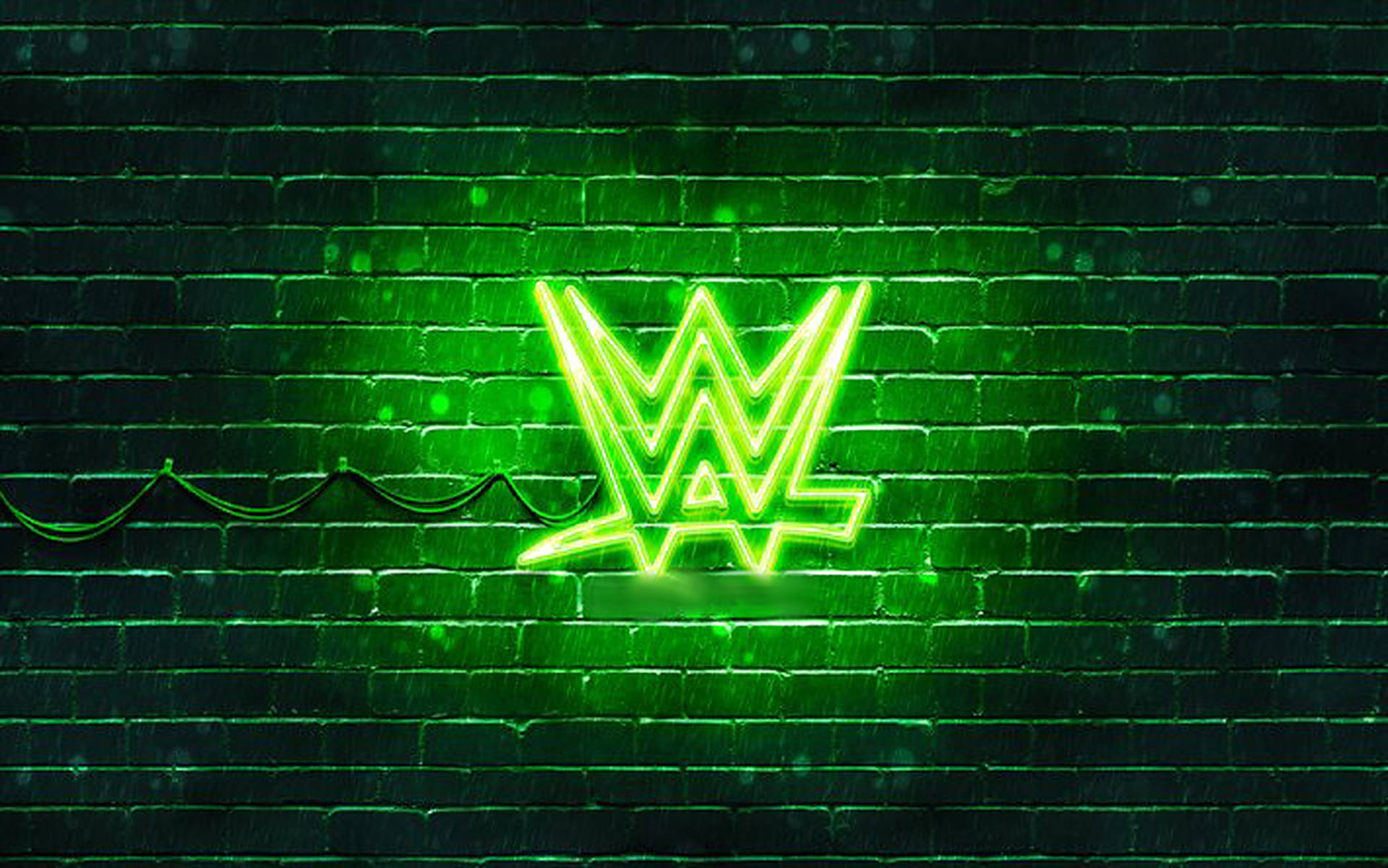 WWE霓虹燈牌在夜晚的濕磚牆上發出綠色光芒