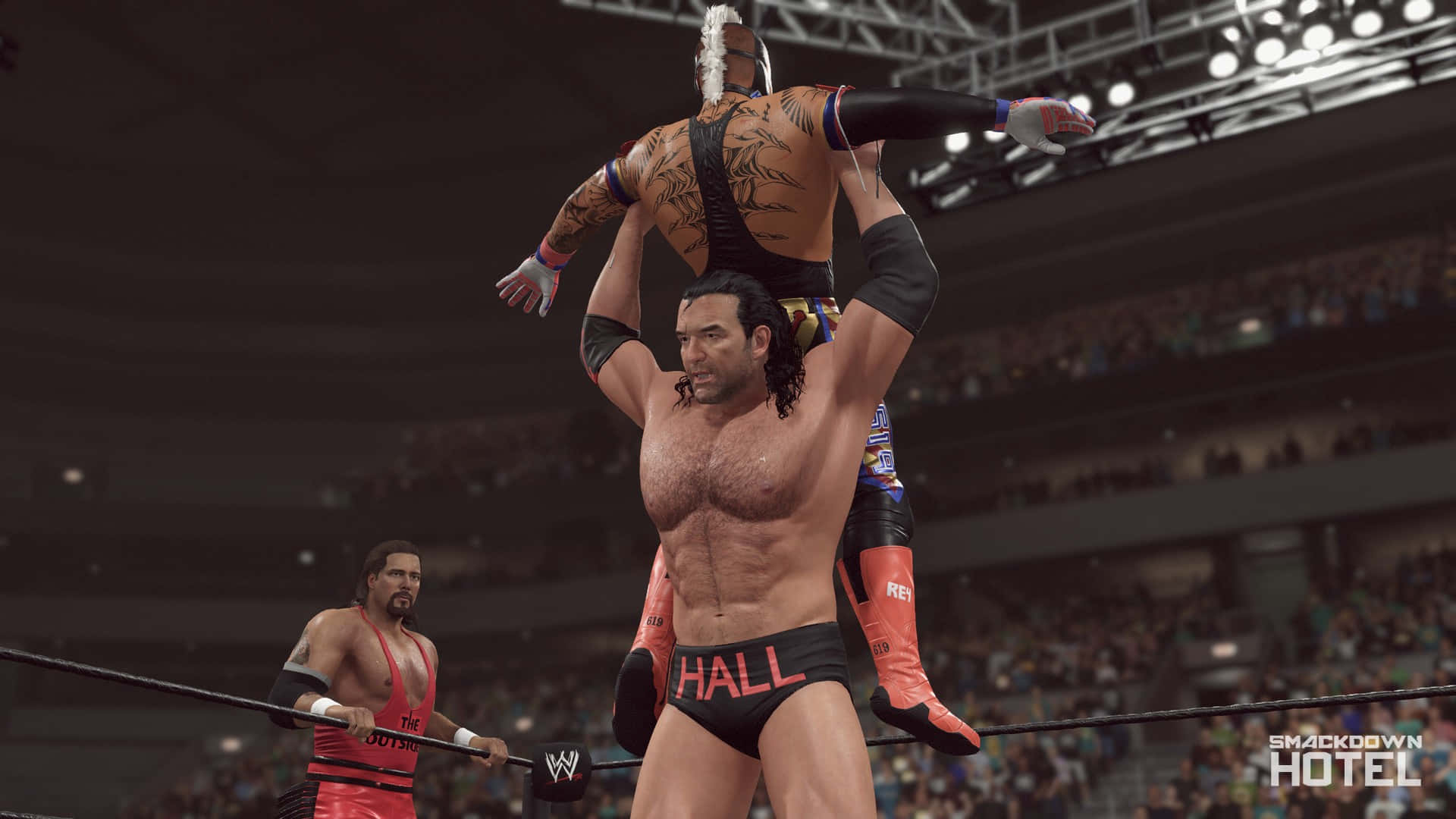 Wrestler Hall 在 WWE SmackDown Hotel 比賽中高舉對手。