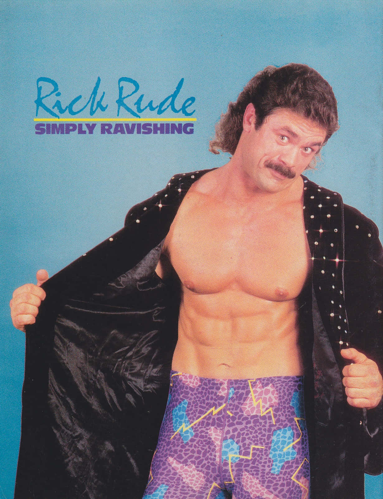 摔角手 Rick Rude 身穿飾有鉚釘的外套和圖案短褲，為拍照擺姿勢。