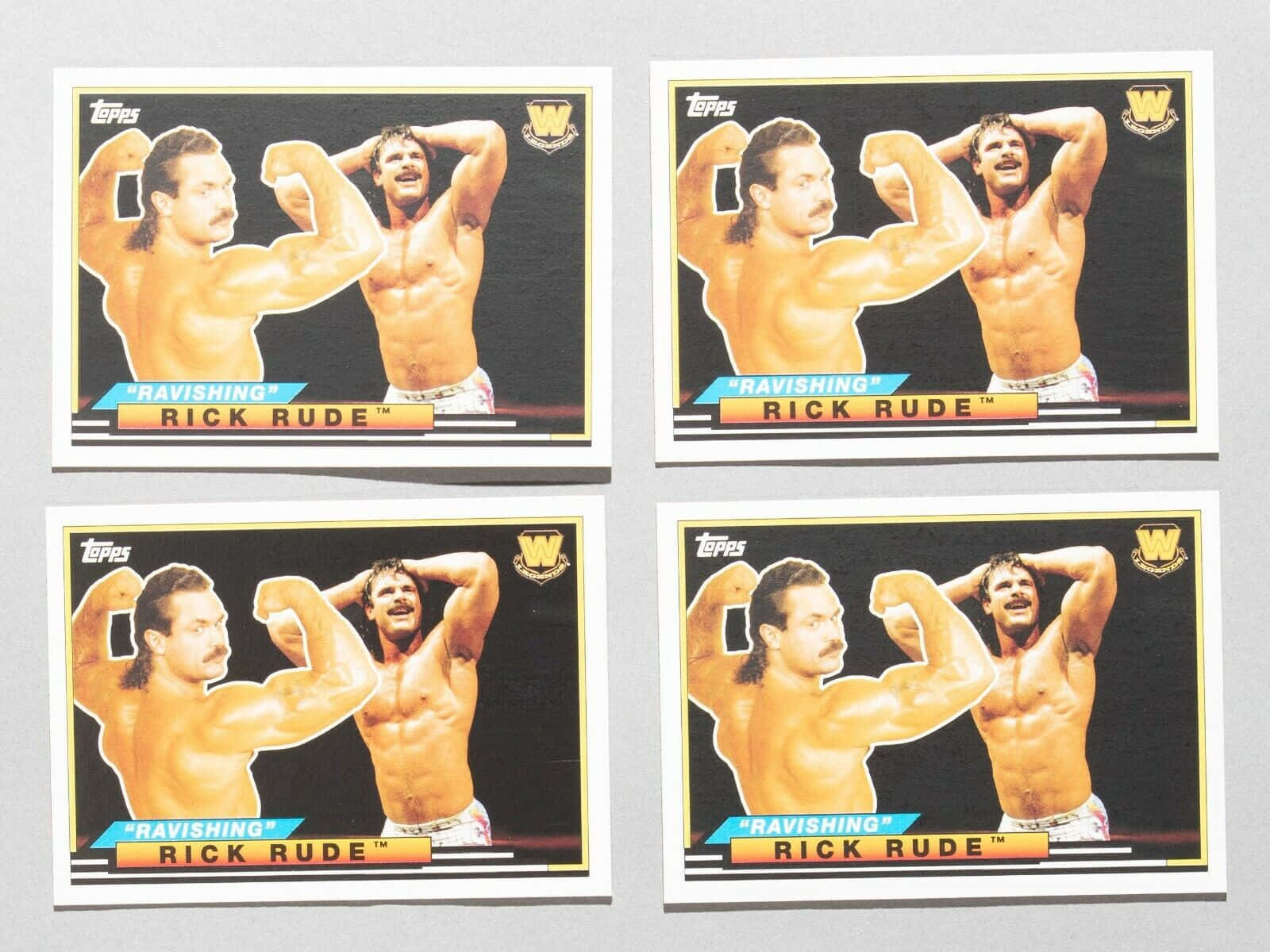 四張相同的 Rick Rude 摔角交易卡，展示他擺姿勢。