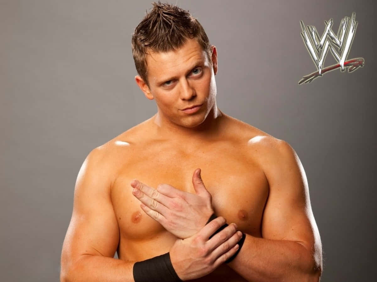 WWE摔角手Johnny Wilson雙手插袋擺姿勢 壁紙