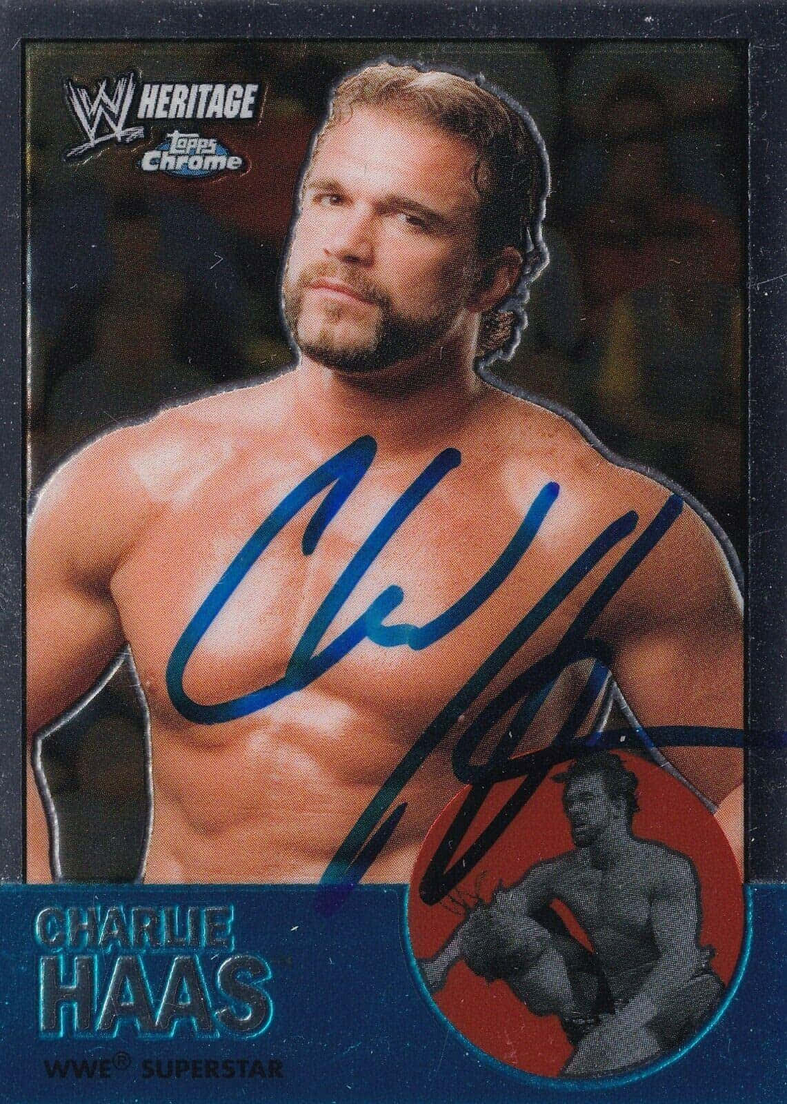 WWE查理·哈斯簽名Topps交易卡 壁紙 — 一張簽名版WWE Heritage Topps Chrome球星卡，摔角手Charlie Haas胸前有醒目的藍色簽名。