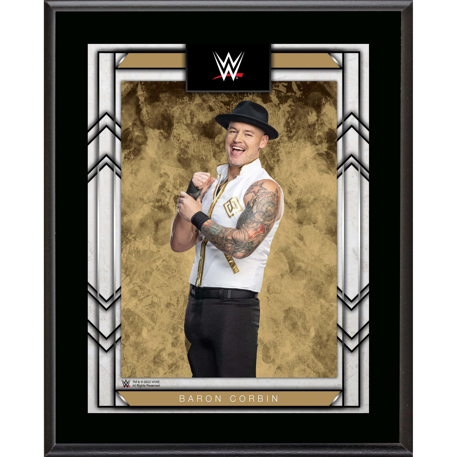 WWE摔角手Baron Corbin戴著黑色軟呢帽和白色背心，微笑著露出有紋身的手臂。