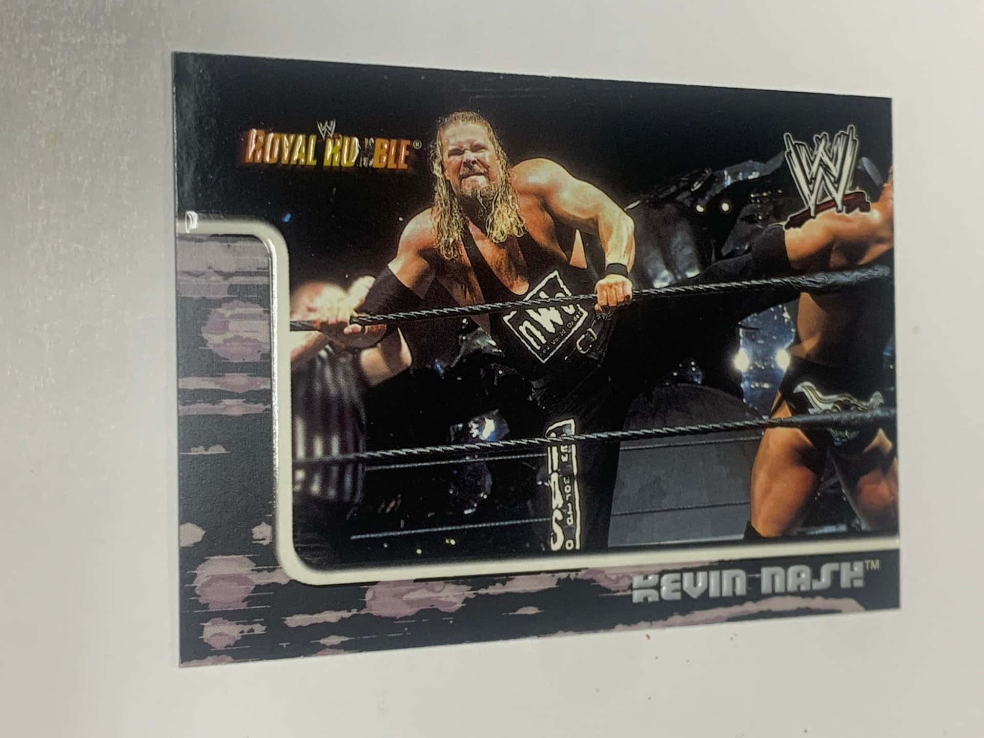WWE摔角手Kevin Nash在皇家大戰比賽中抓住擂台繩索。