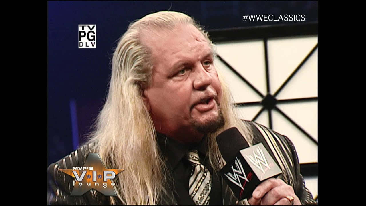 WWE摔角手留著長金髮，在訪問中對著咪高峰說話。