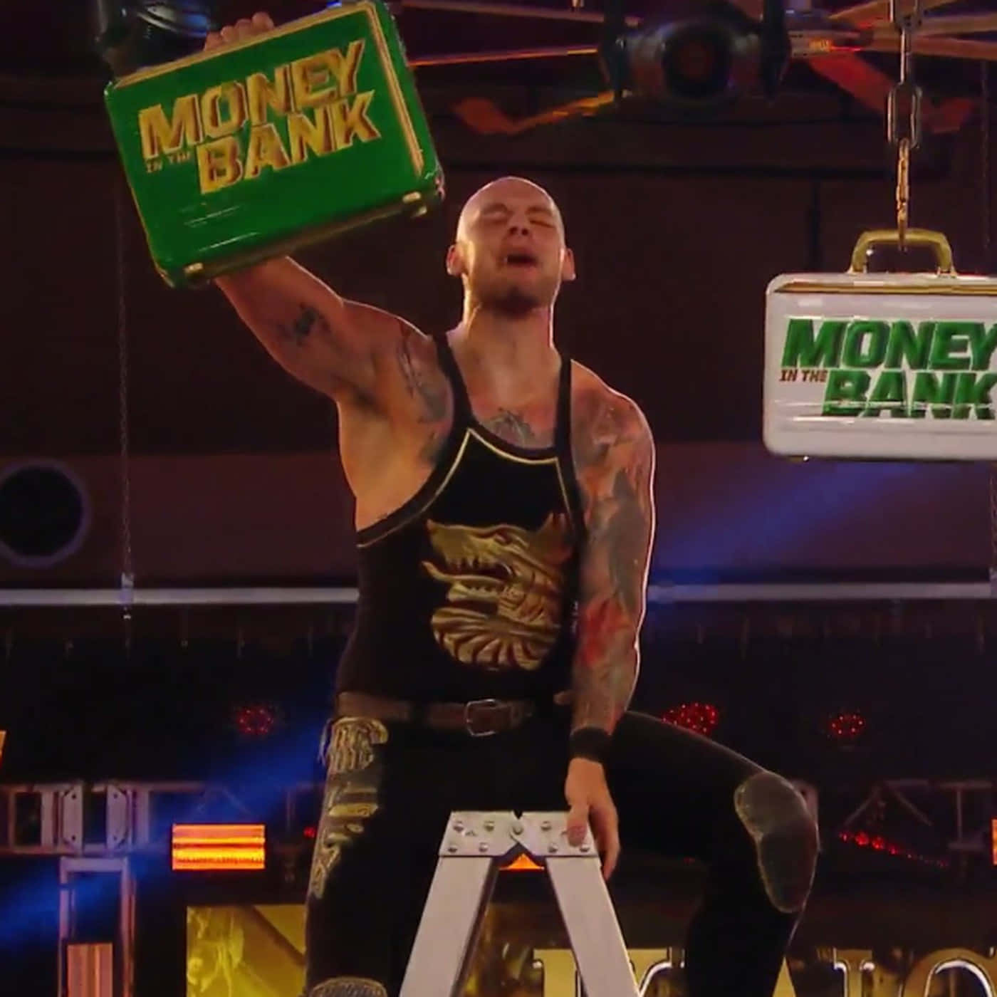 摔角手在競技場梯子上高舉綠色 Money in the Bank 公事包
