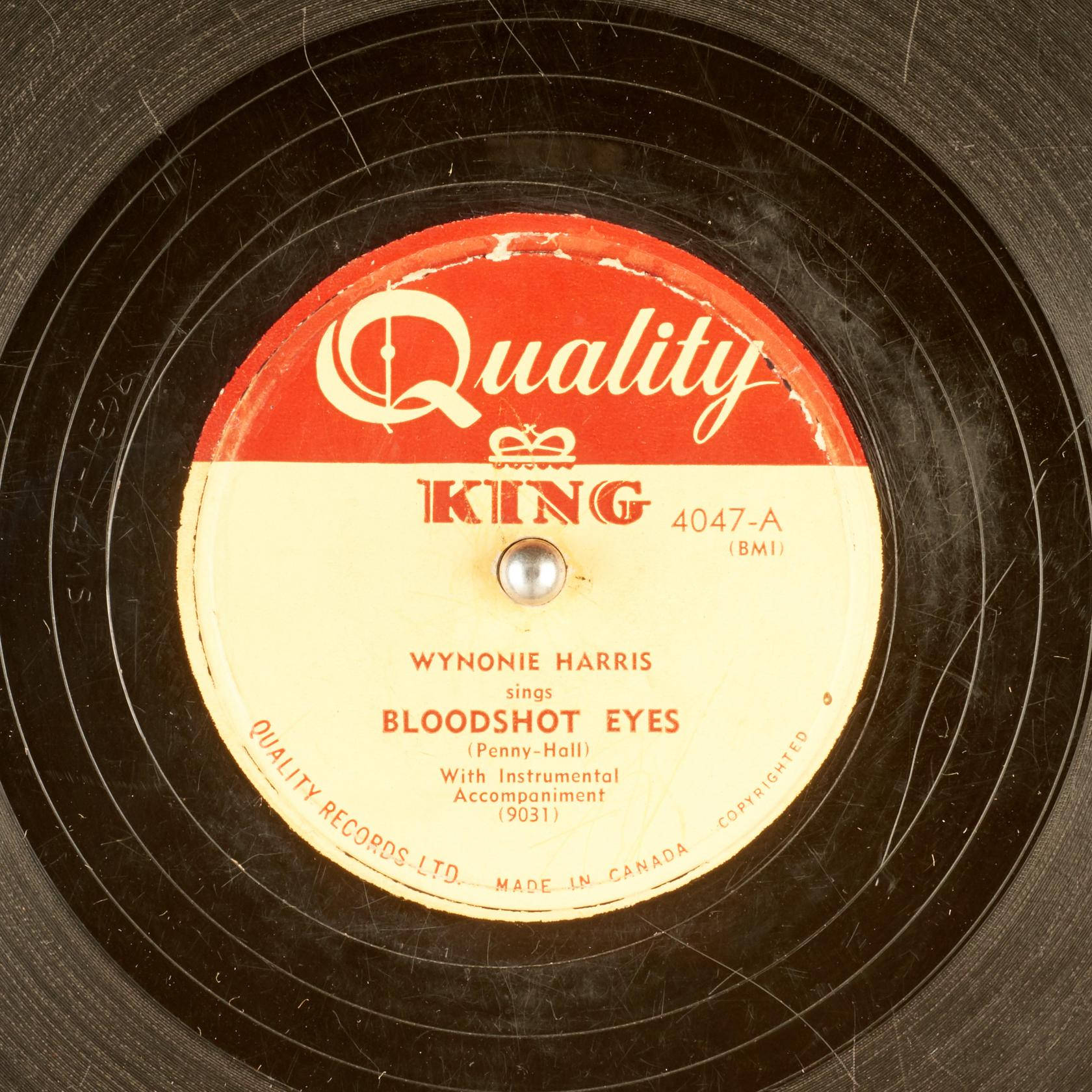 Wynonie Harris 的 Bloodshot Eyes 復古黑膠唱片標籤的特寫。