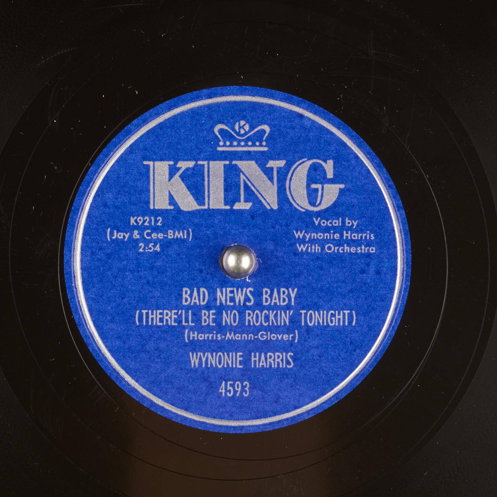 King Records 復古黑膠唱片標籤的特寫，藍色中心帶有銀色文字。