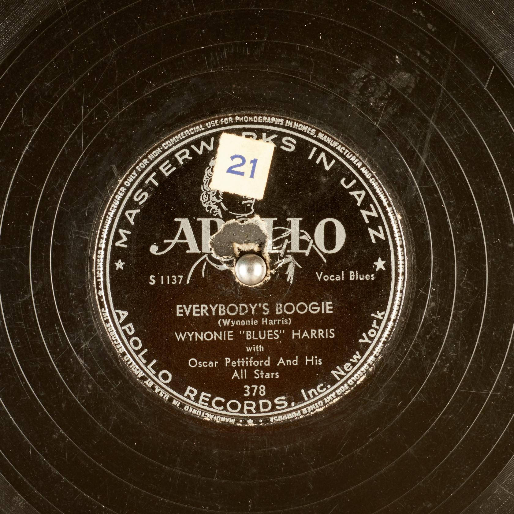 復古Apollo Records黑膠唱片標籤的特寫，帶有手寫貼紙。