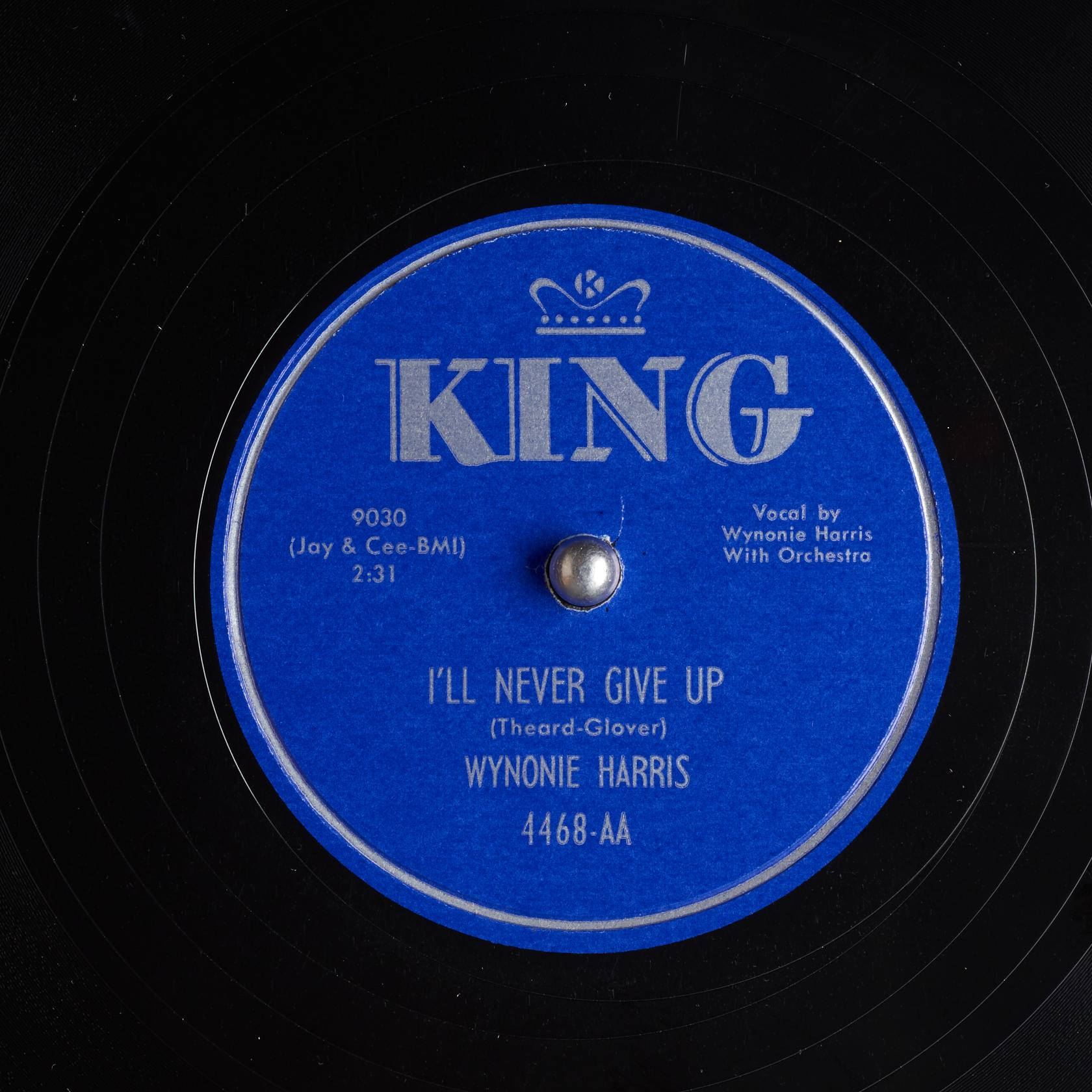 復古藍色 King Records 黑膠唱片標籤的特寫，帶有銀色文字。
