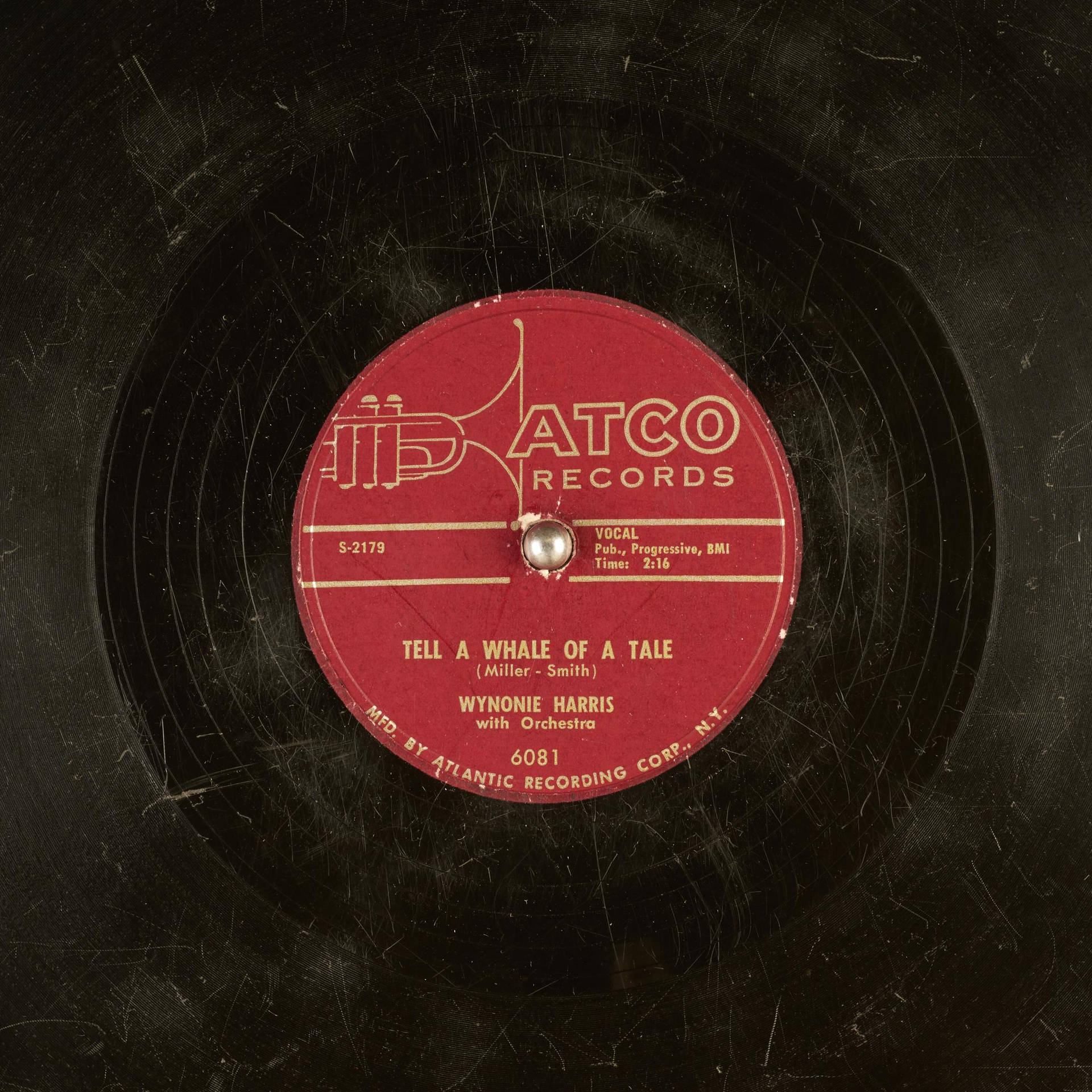 ATCO Records 黑膠唱片標籤的特寫，紅色中心及黑色坑紋表面，顯示磨損痕跡。