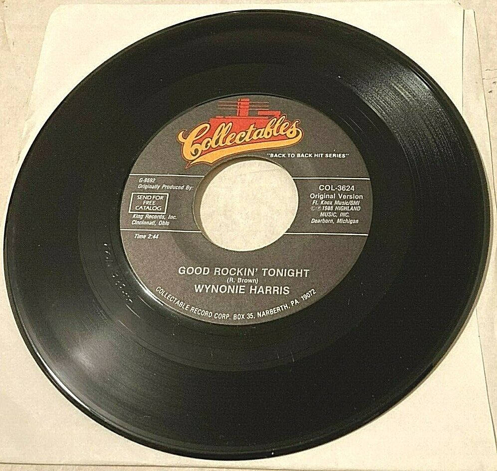 Wynonie Harris《Good Rockin' Tonight》收藏版黑膠唱片 壁紙 — 一張復古黑色黑膠唱片，帶有灰色標籤，上面印有「Collectables」和「Wynonie Harris 的 Good Rockin' Tonight」，放在純米白色表面上。