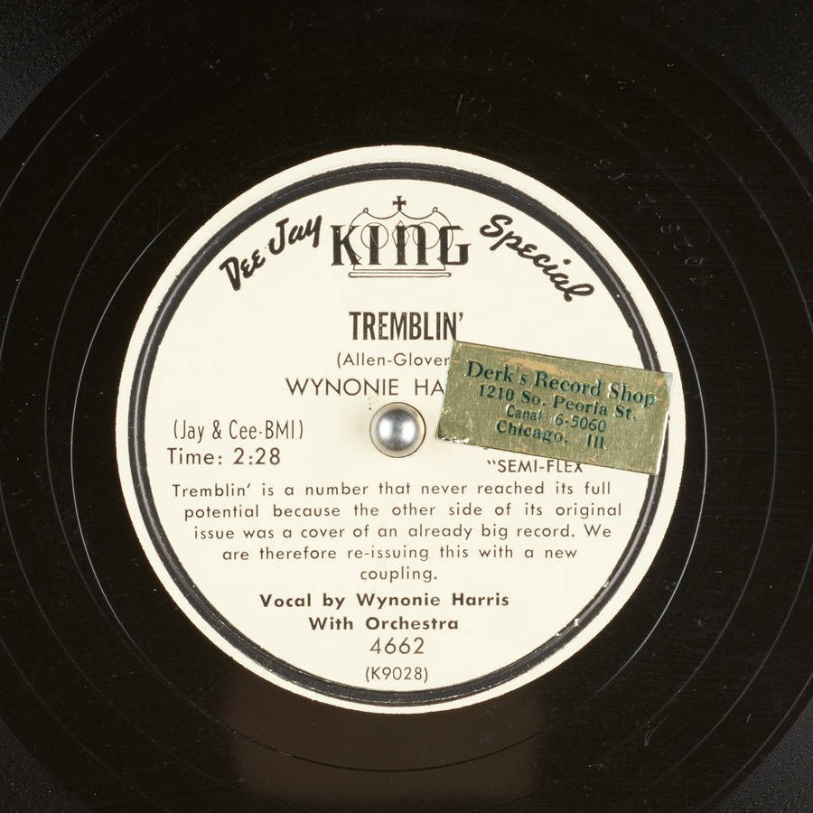 Wynonie Harris《Tremblin'》黑膠唱片 壁紙 — 復古黑色黑膠唱片標籤的特寫，帶有白色文字和綠色商店貼紙。