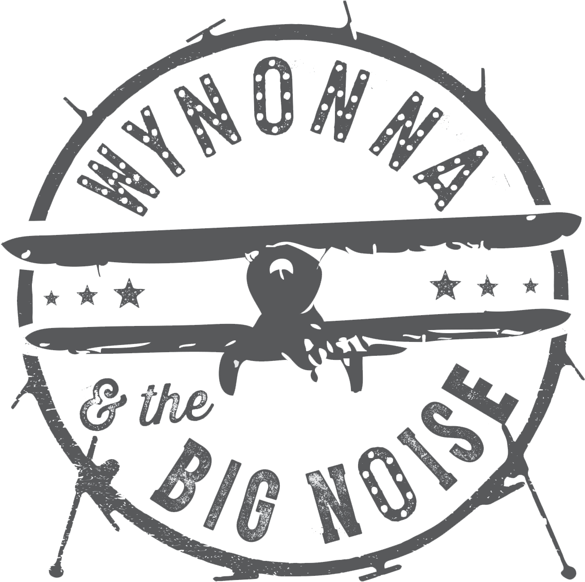 Wynonna and the Big Noise 標誌 壁紙 — 一個粗糙的黑白標誌，圓形框架內有雙翼飛機剪影，並帶有文字 Wynonna & the Big Noise。