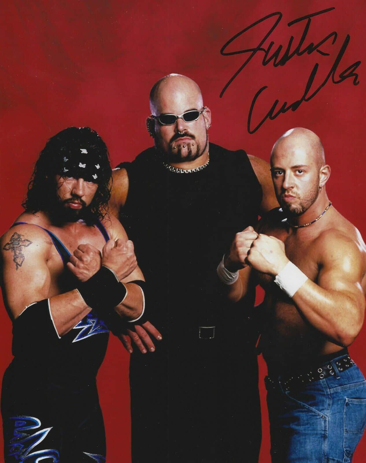 X Factor Trio 賈斯汀·克瑞迪爾、X-Pac 與 Albert 紅底合照壁紙 壁紙 — 三位肌肉發達的WWE摔角手在純紅色背景前自信地擺姿勢，角落有簽名。