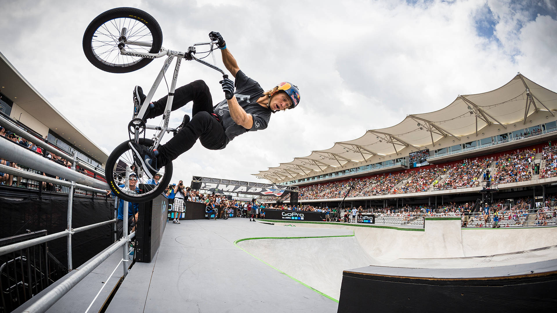 BMX車手喺體育館活動中喺觀眾面前表演花式。