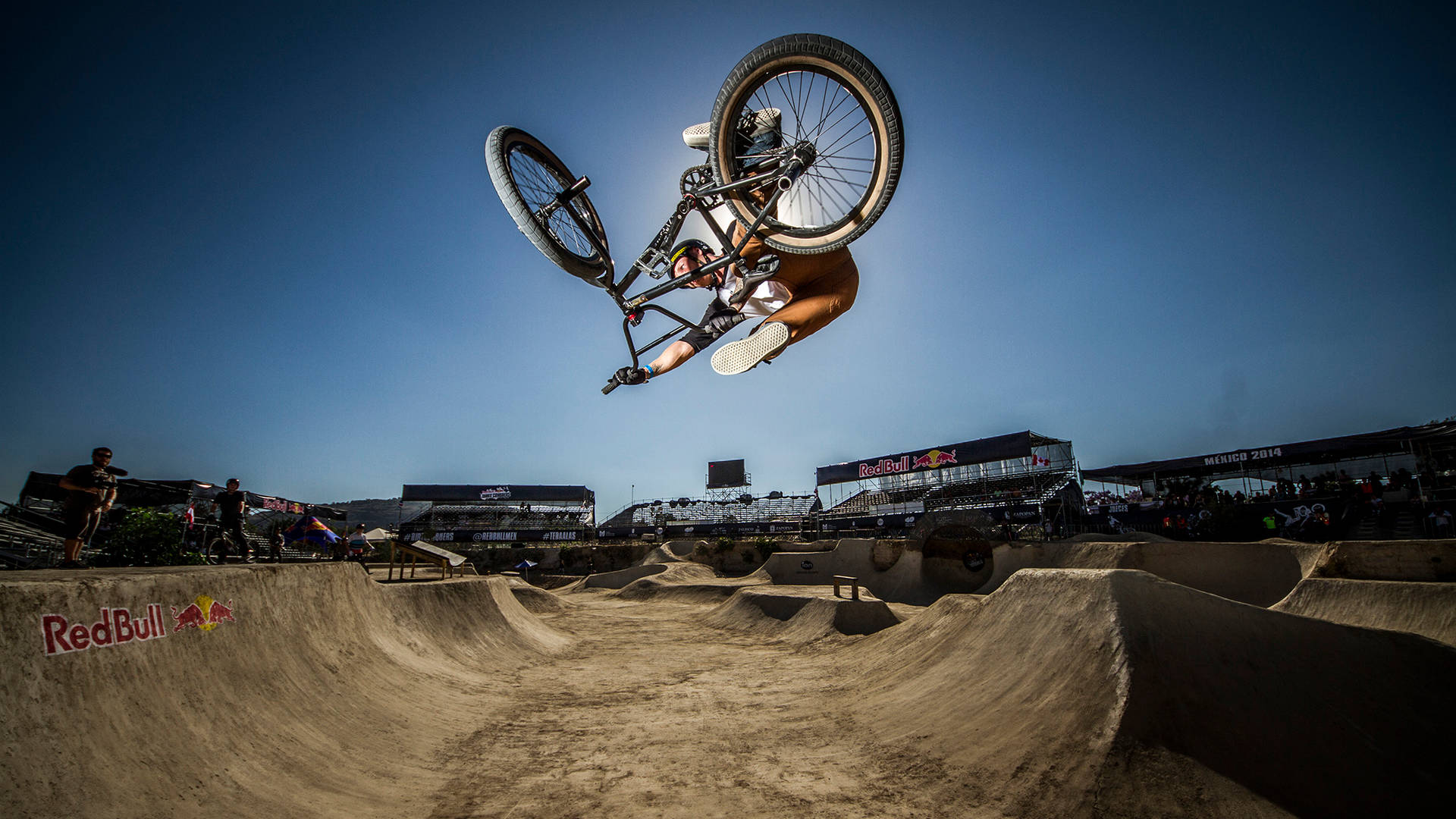 BMX車手在Red Bull泥地單車活動中執行高空飛翔技巧。
