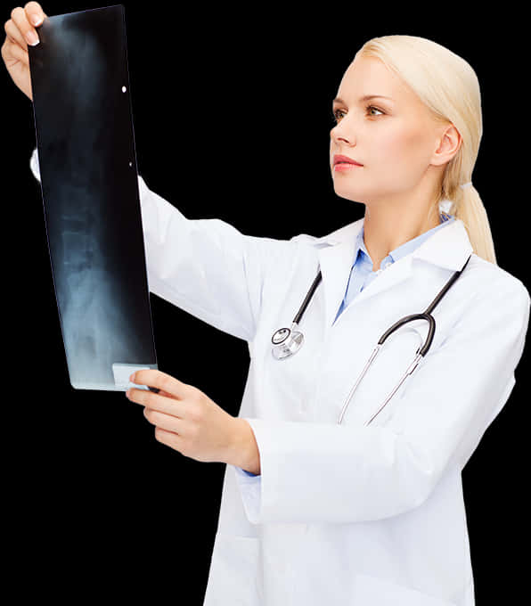 女醫生檢視X光片 壁紙 — 一位金髮女醫生穿著白袍，在黑色背景下專注地檢查X光片。