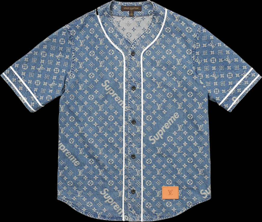 路易威登 x Supreme 聯名棒球衫 壁紙 — 一件藍色牛仔布棒球衫，上面覆蓋著重複的路易威登字母圖案和Supreme標誌，背景為黑色。