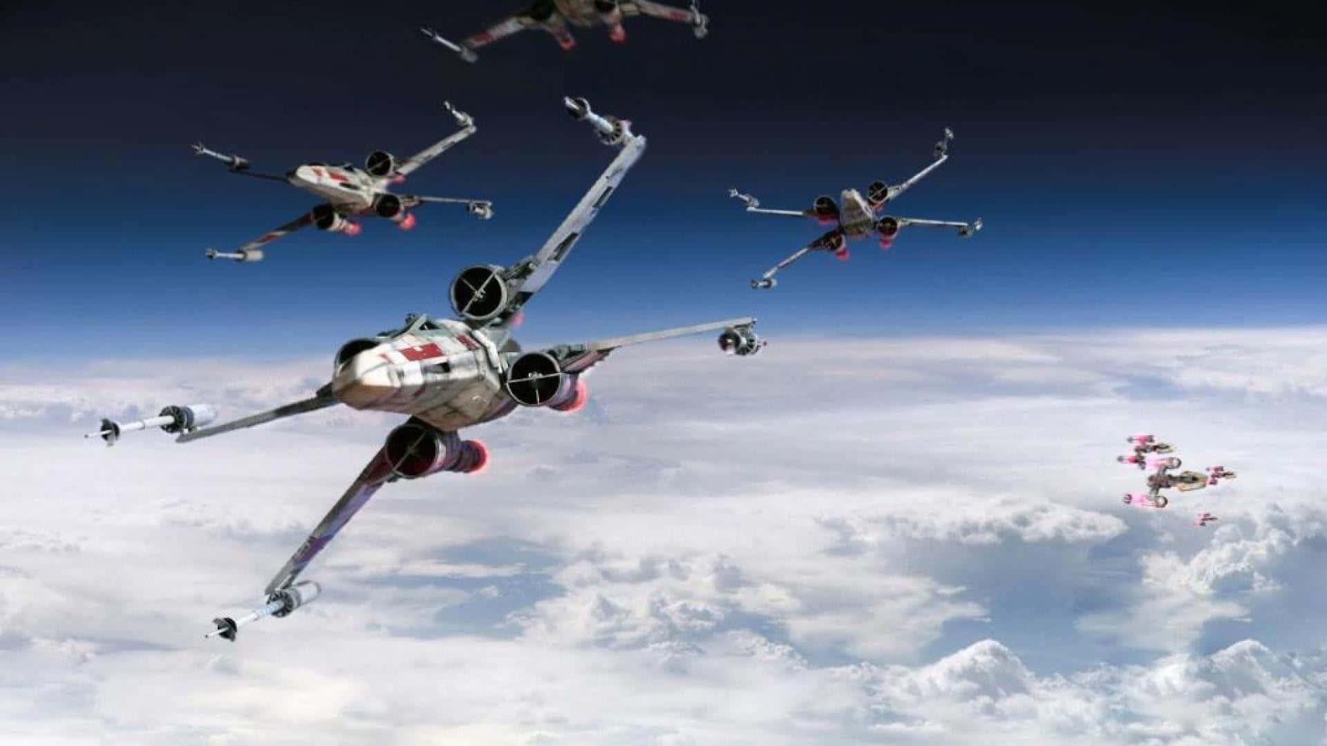 X-wing Fighter 桌布 壁紙 — X-wing 星際戰機在充滿活力的藍天中，於蓬鬆的白雲之上以動態的空中編隊翱翔。