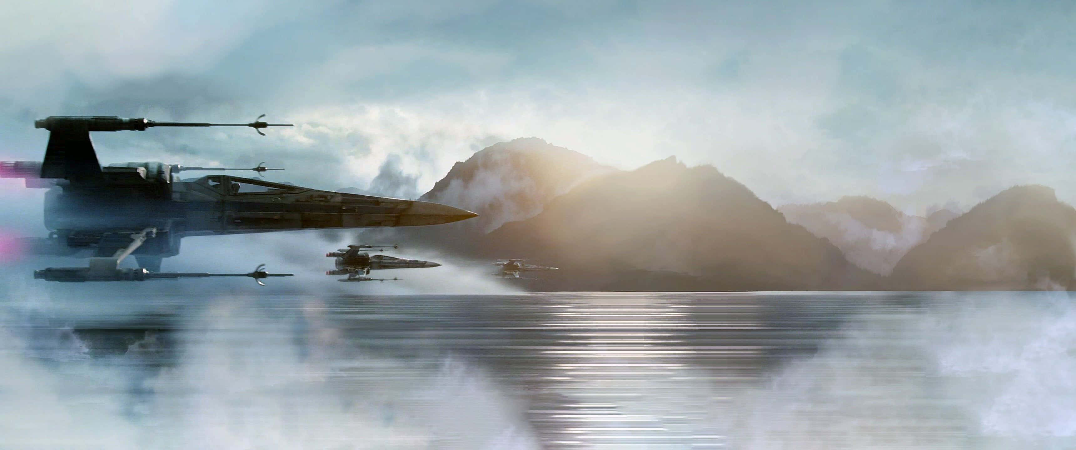 X-wing Fighter 桌布 壁紙 — X-wing 星際戰鬥機在霧氣瀰漫的水面上翱翔，山峰在柔和嘅晨光中閃耀。