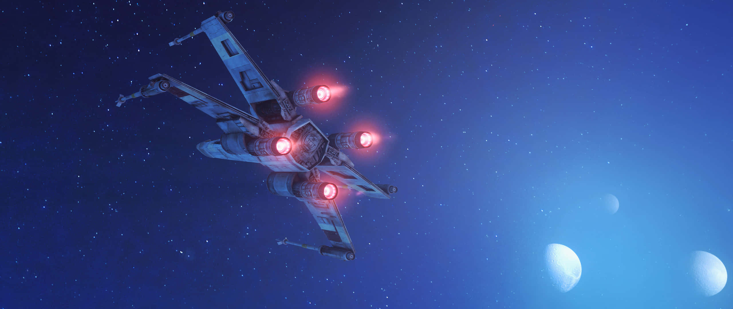 X-Wing戰鬥機準備起飛 壁紙 — 一架配備發光紅色引擎的星際戰機飛過星空藍色太空，遠方有三個月亮。