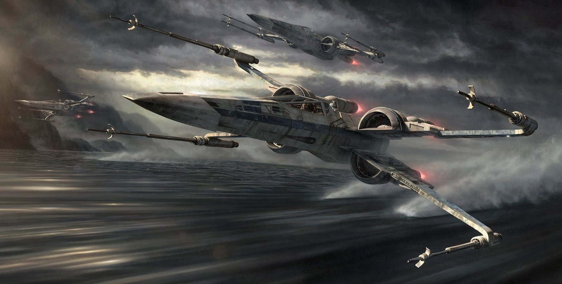 X-wing Fighter 桌布 壁紙 — X-wing星際戰士在黑暗多雲的天空下，低飛過波濤洶湧的海浪，引擎排氣管發出光芒。