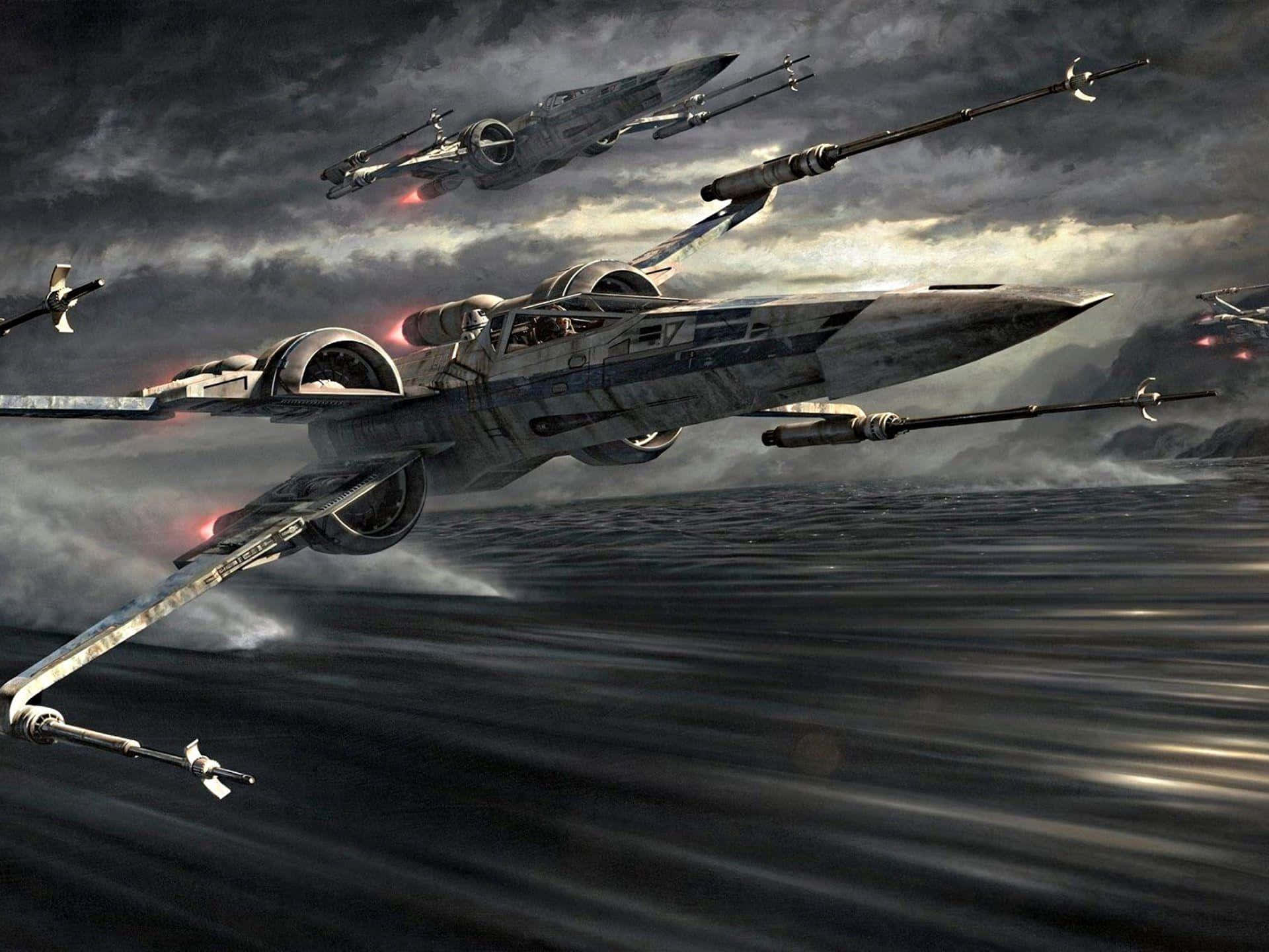 X-wing Fighter 桌布 壁紙 — X-wing星際戰機在烏雲下的暴風雨海洋上空戰鬥，槍口閃光點亮了場景。
