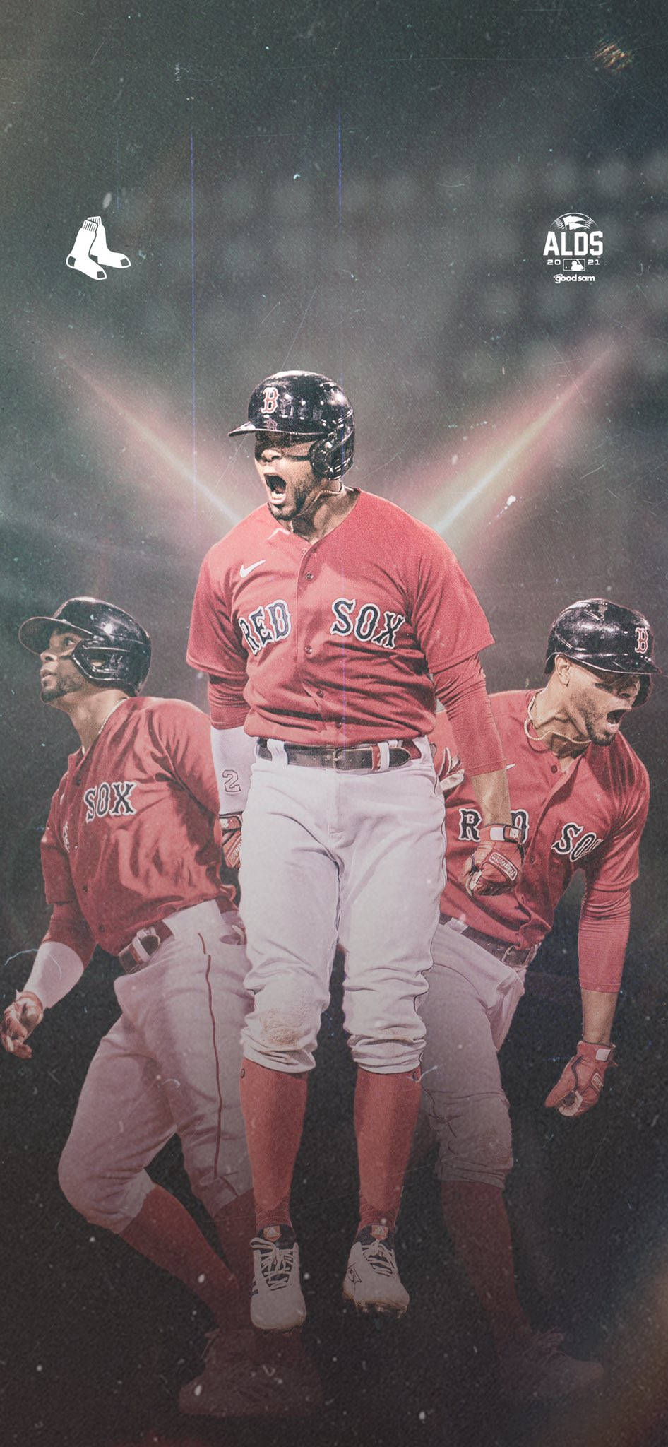 紅褲隊球員 Xander Bogaerts 壁紙 — 三名身穿紅色球衣的波士頓紅襪棒球選手在夜間球場燈光下熱情慶祝。