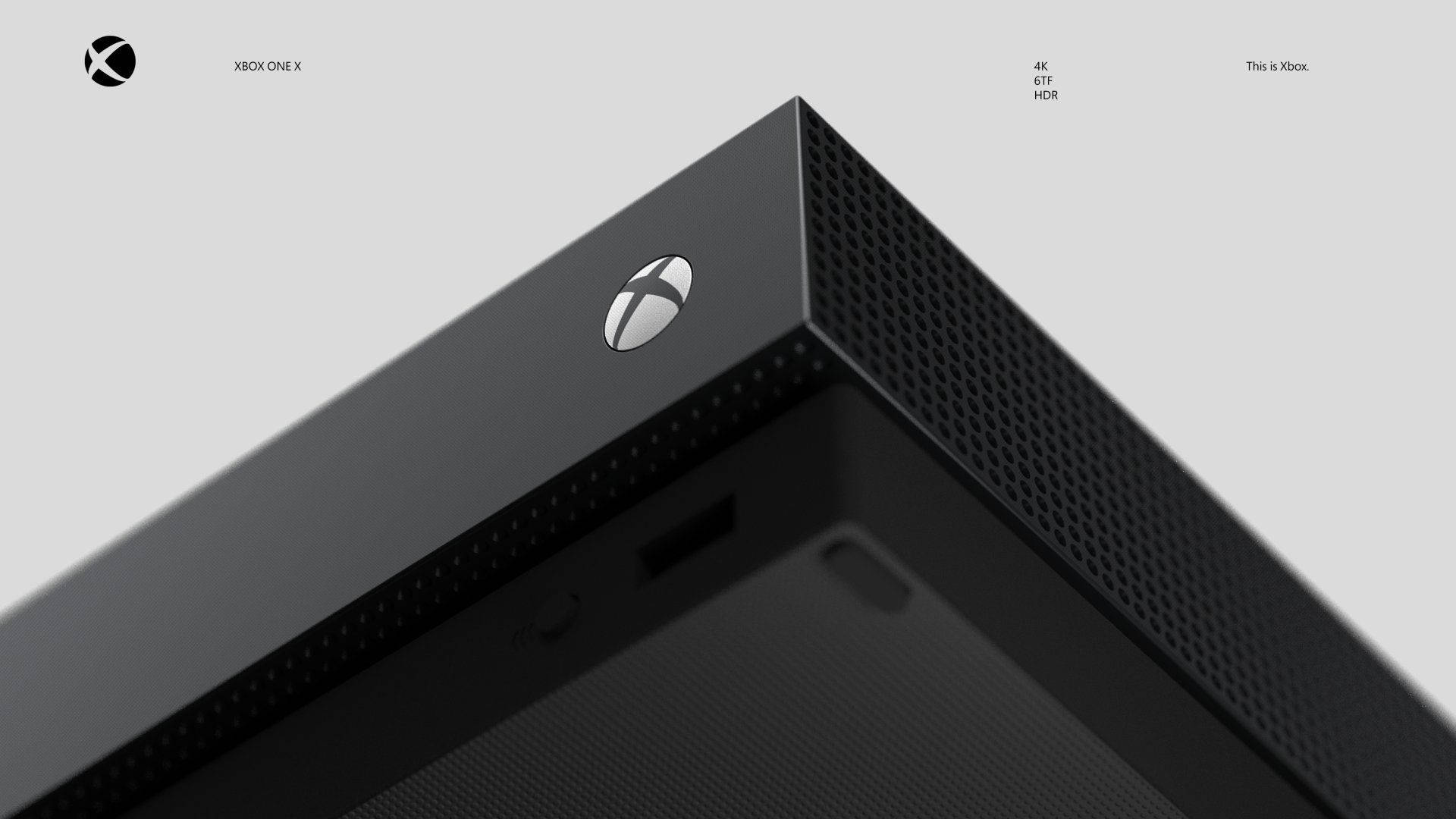 時尚黑色 Xbox One X 主機角落，帶有銀色標誌和穿孔紋理。