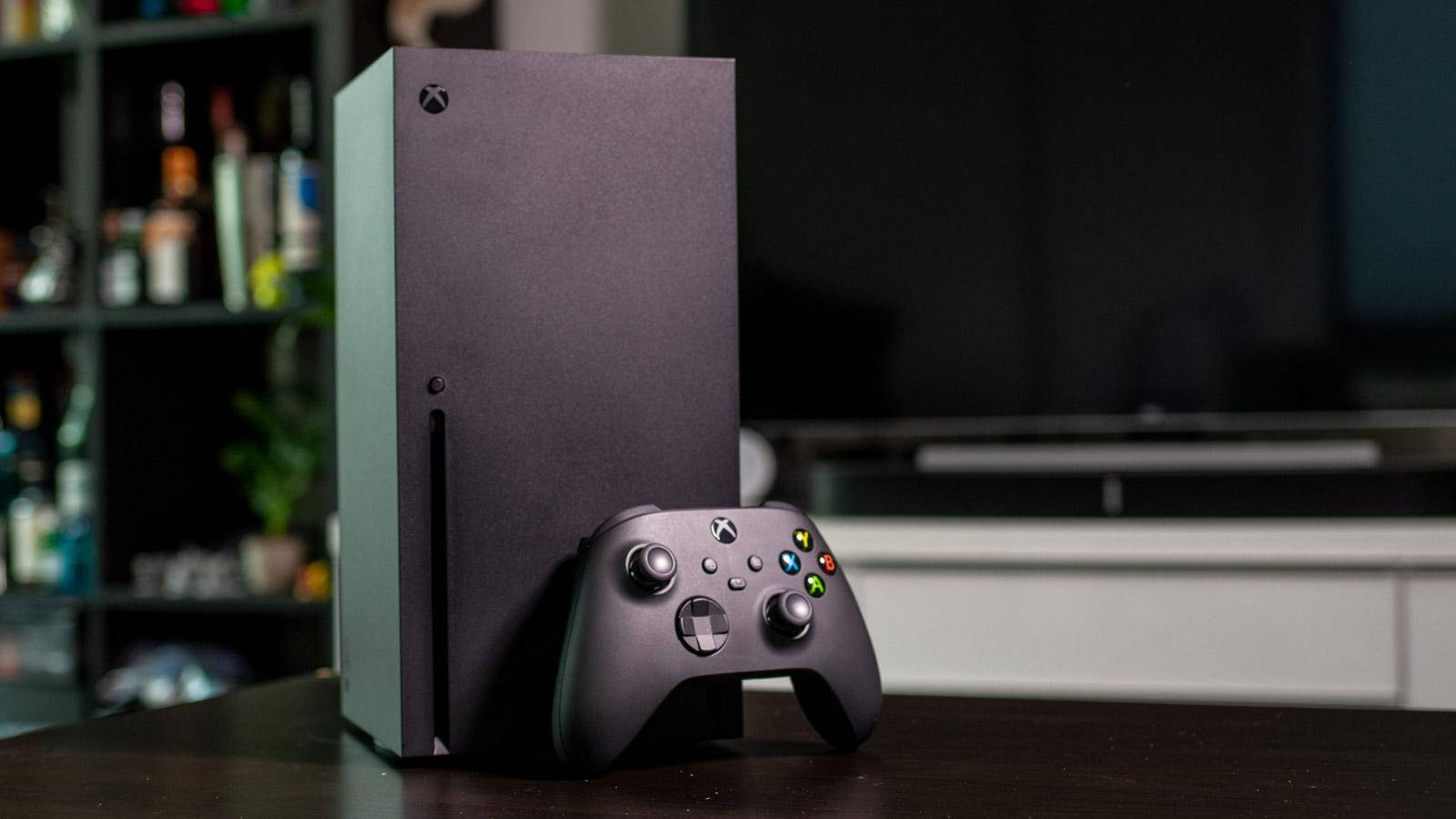 客廳木桌上的黑色 Xbox Series X 主機和手掣。