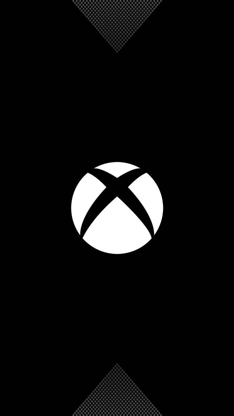 Xbox 標誌居中於黑色背景，上下有半色調三角形圖案。