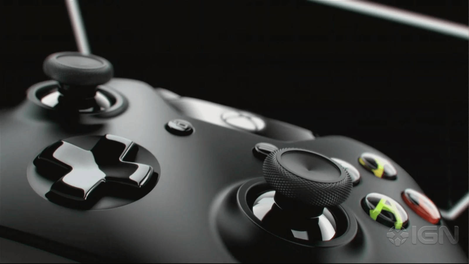 黑色Xbox手掣，焦點喺彩色按鈕上。