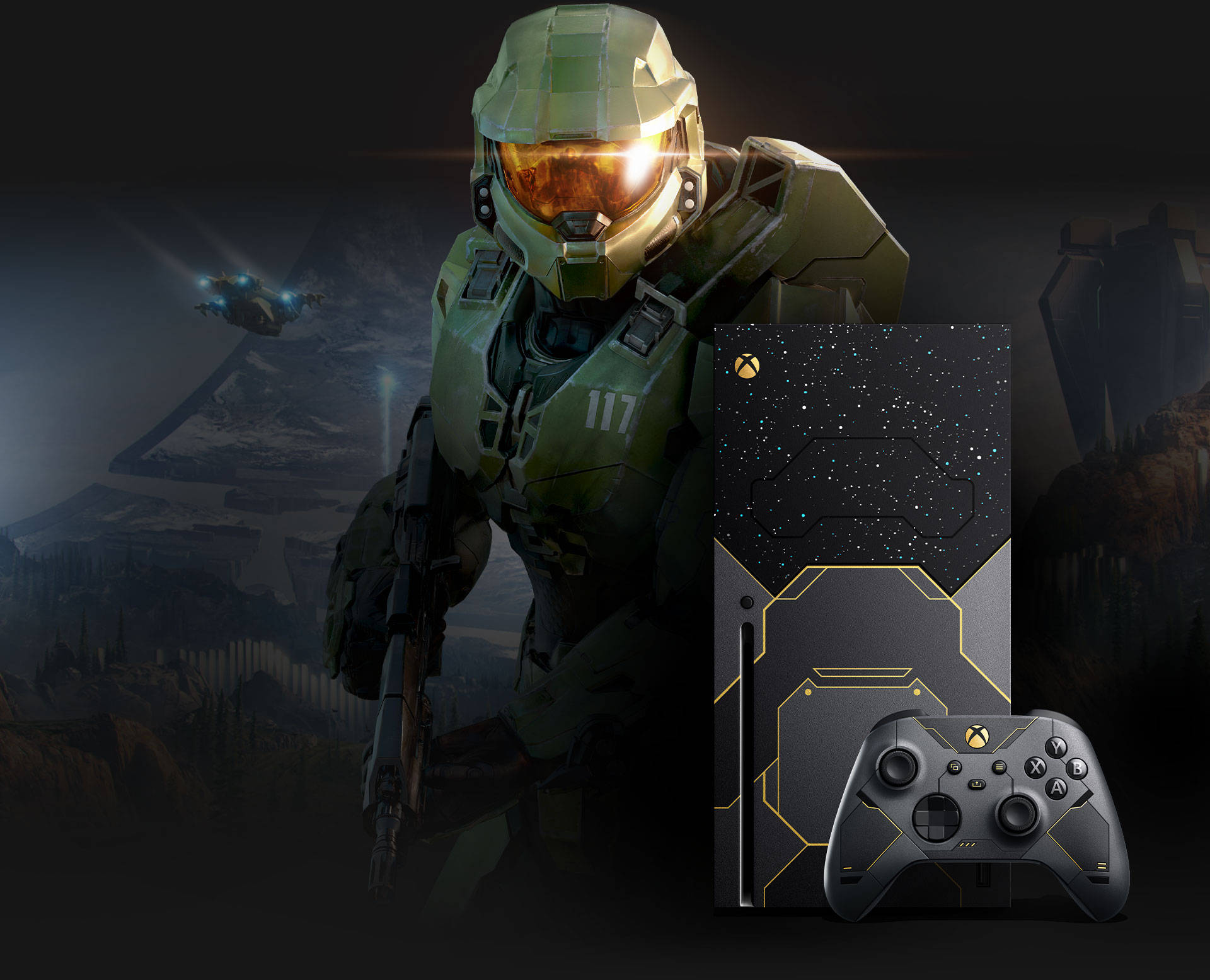 Xbox Series X《光環無限》限定套裝 壁紙 — 身穿綠色盔甲的士官長站在黑色Xbox主機和帶有金色點綴的控制器旁邊，背景是黑暗的科幻景觀。