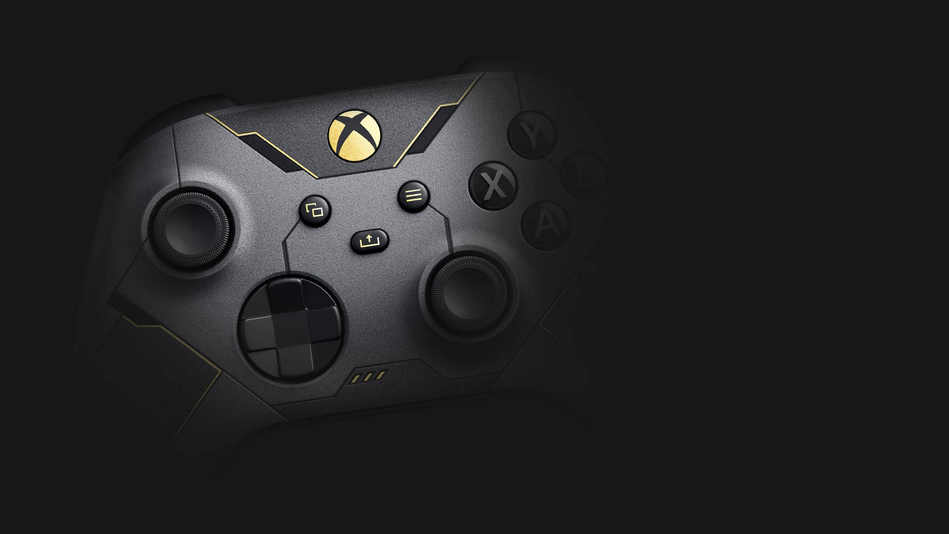 Xbox Series X《光環無限》限定控制器 壁紙 — 一款時尚的黑色Xbox控制器，帶有金色點綴，在深色背景下微微發光。