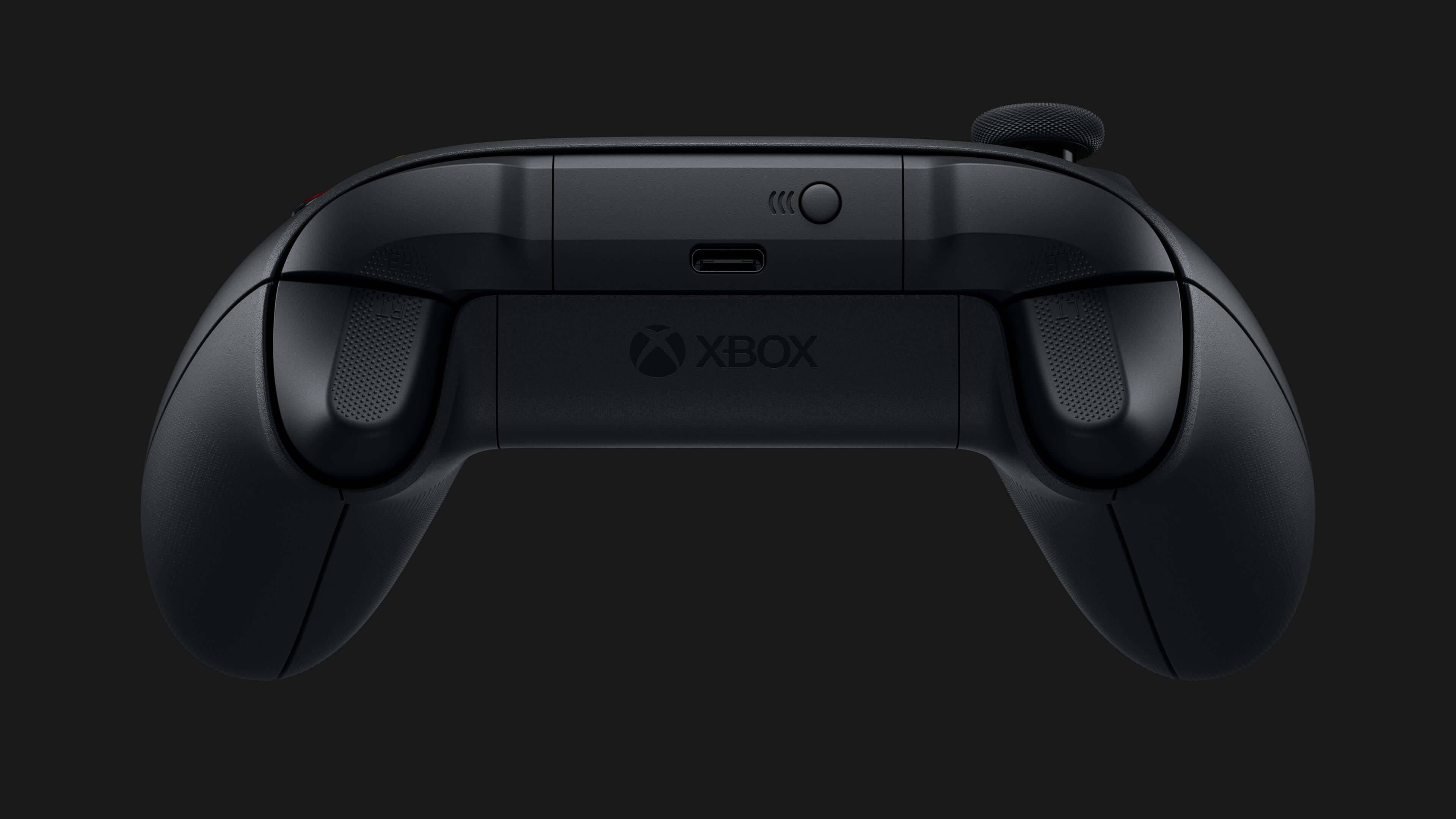 Xbox Series X 控制器頂部 壁紙 — 一個時尚的黑色Xbox控制器從上方觀看，在深色背景上，微妙的燈光突出其輪廓。