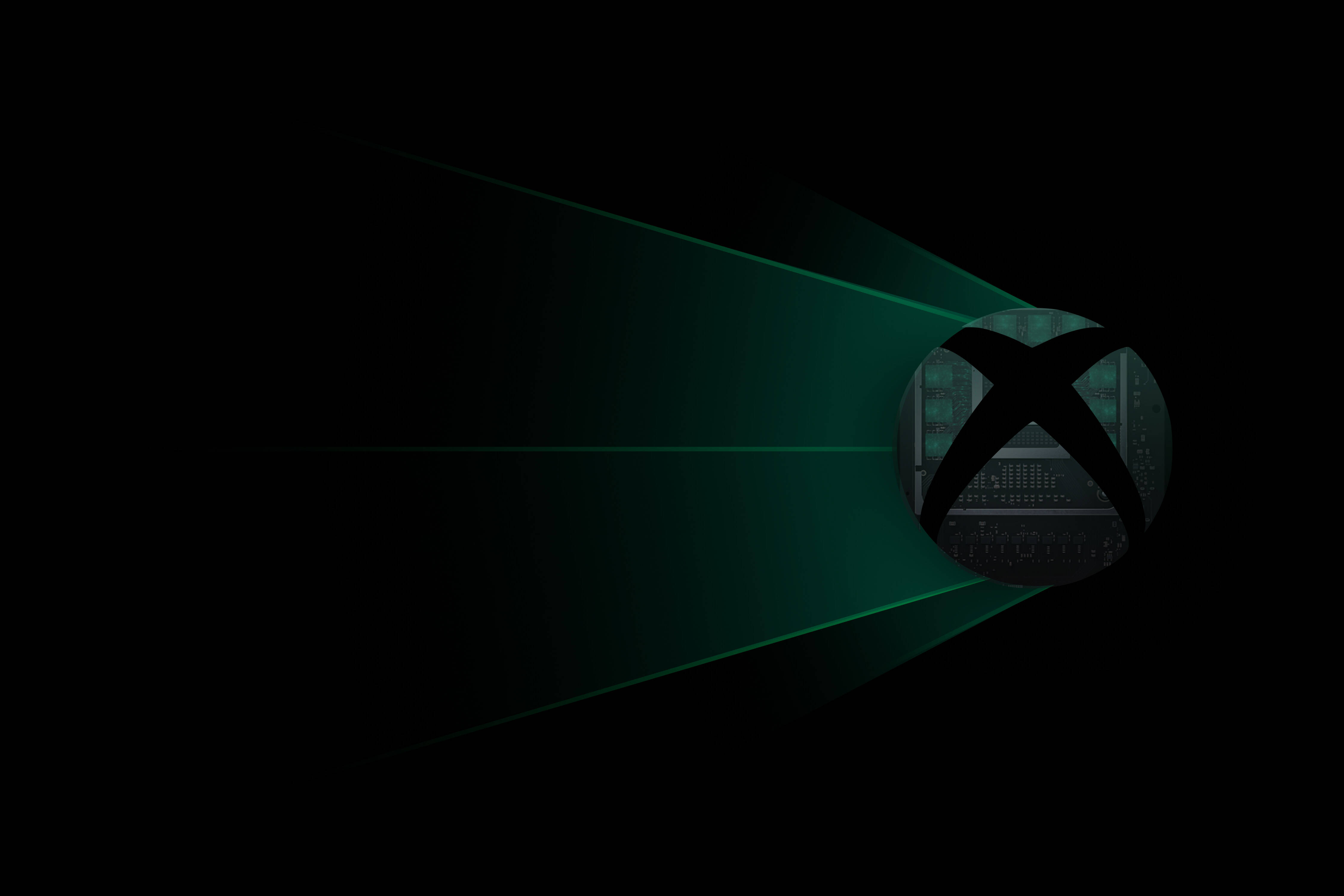 Xbox Series X 閃耀標誌 壁紙 — 發光的綠色Xbox標誌在黑暗背景中發出輻射光束，揭示內部的電路。