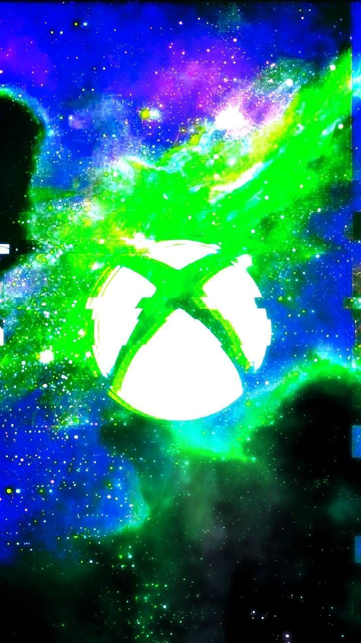 Xbox標誌在色彩繽紛的宇宙星雲中與星星一起發光。