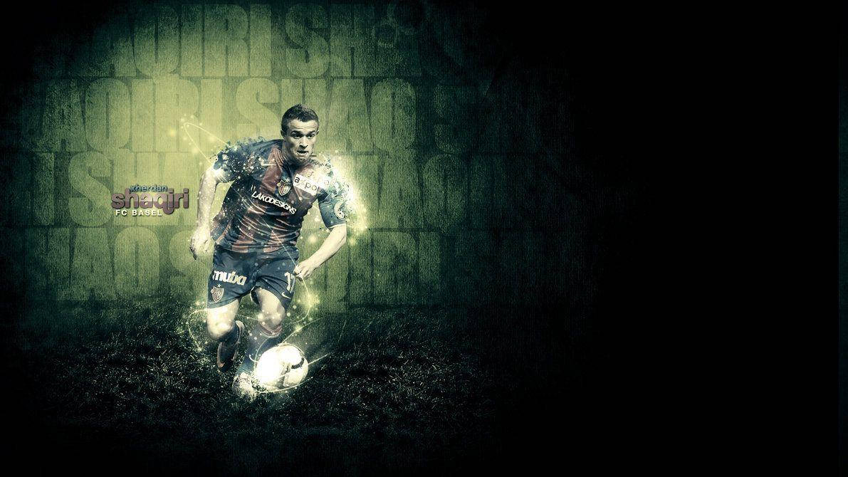 Xherdan Shaqiri 編輯版足球運動員 壁紙 — 一名足球運動員在移動中，在深色紋理牆壁背景下，帶著發光能量效果運球。