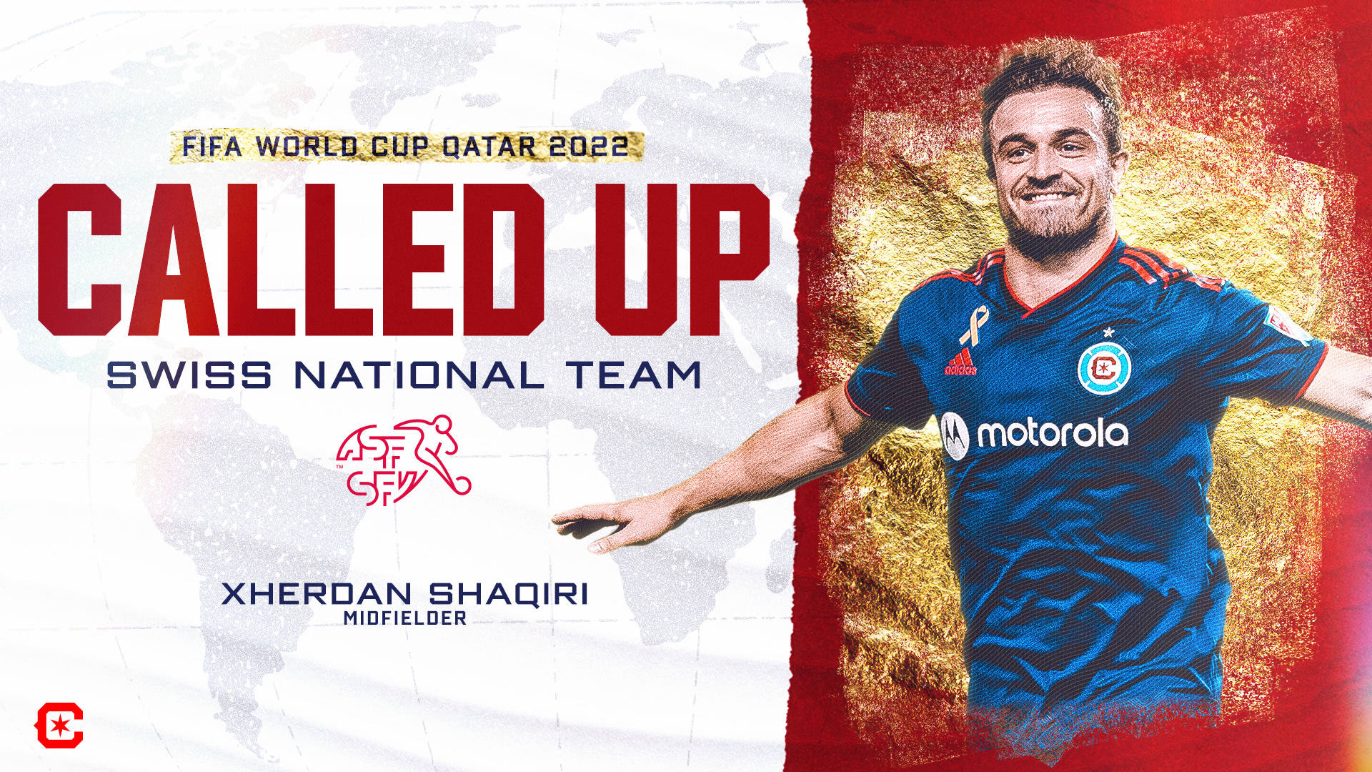 Xherdan Shaqiri 創意足球海報 壁紙 — 一位微笑的瑞士足球運動員身穿藍色球衣，在帶有紋理的紅金白背景前慶祝被徵召入國家隊。