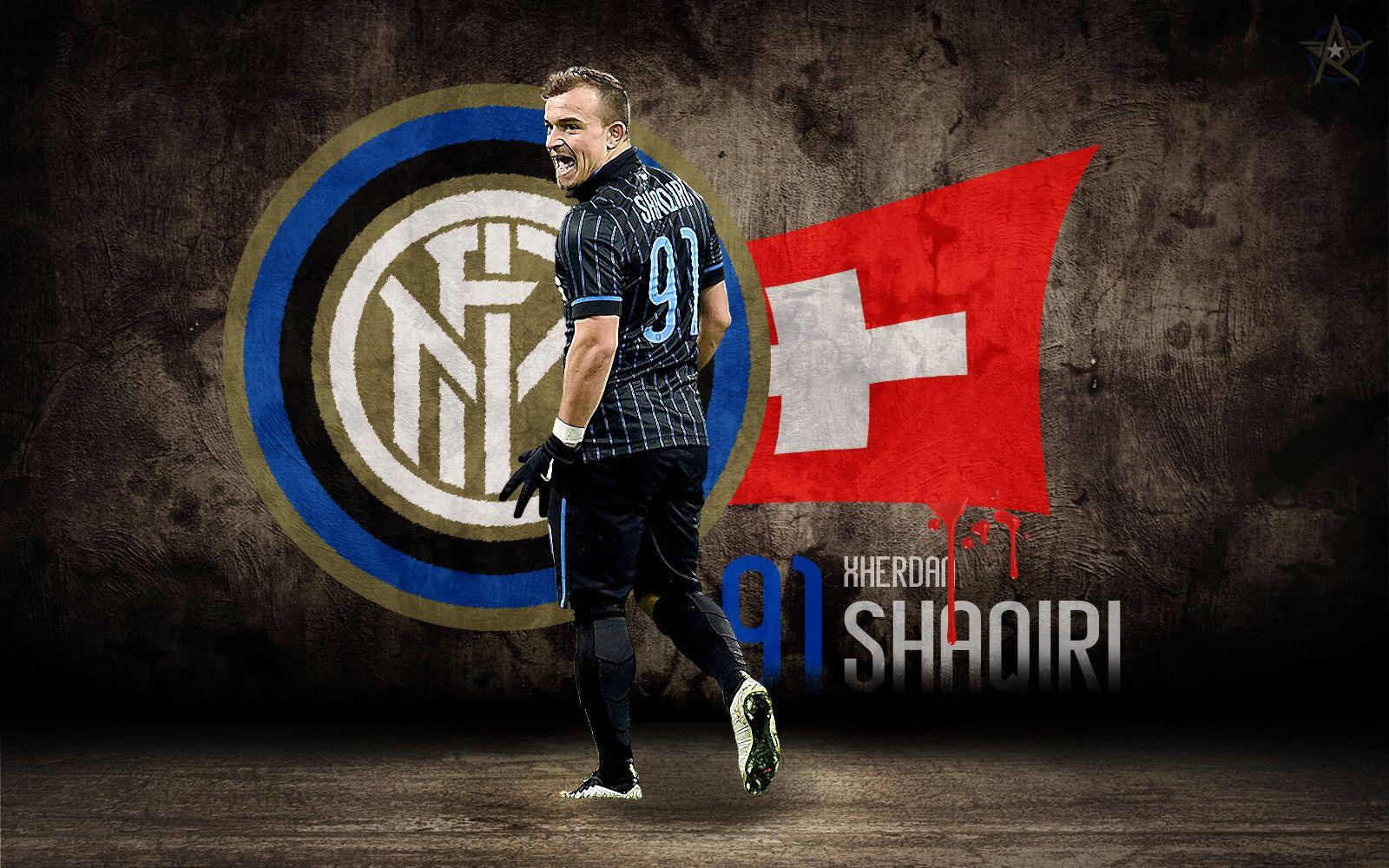 Xherdan Shaqiri Photoshop 創意設計 壁紙 — 足球員沙奇里身穿國際米蘭球衣，手持瑞士國旗和俱樂部徽章，在粗糙紋理的牆壁前慶祝。