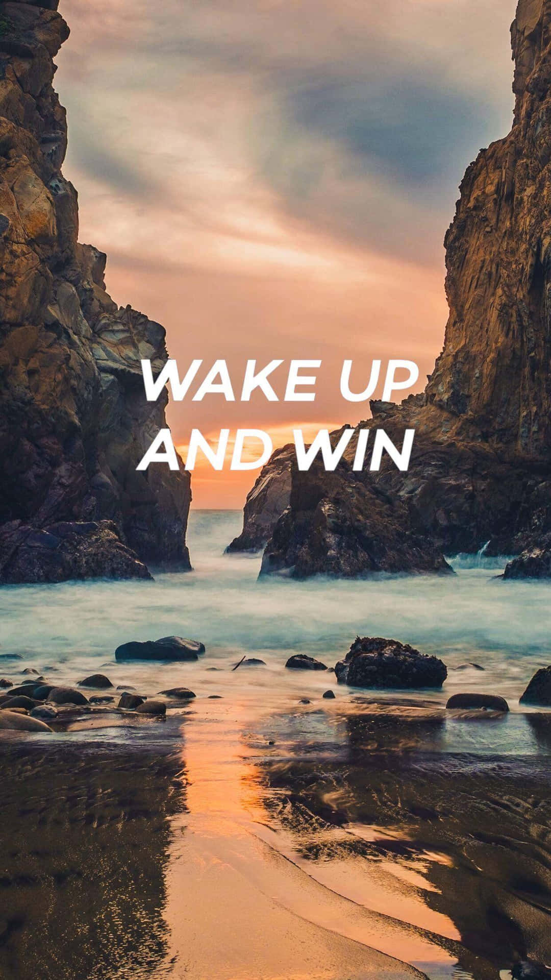  壁紙 — 夕陽的光線穿過岩石海灣，海浪輕輕流過濕沙，並配上粗體勵志文字。