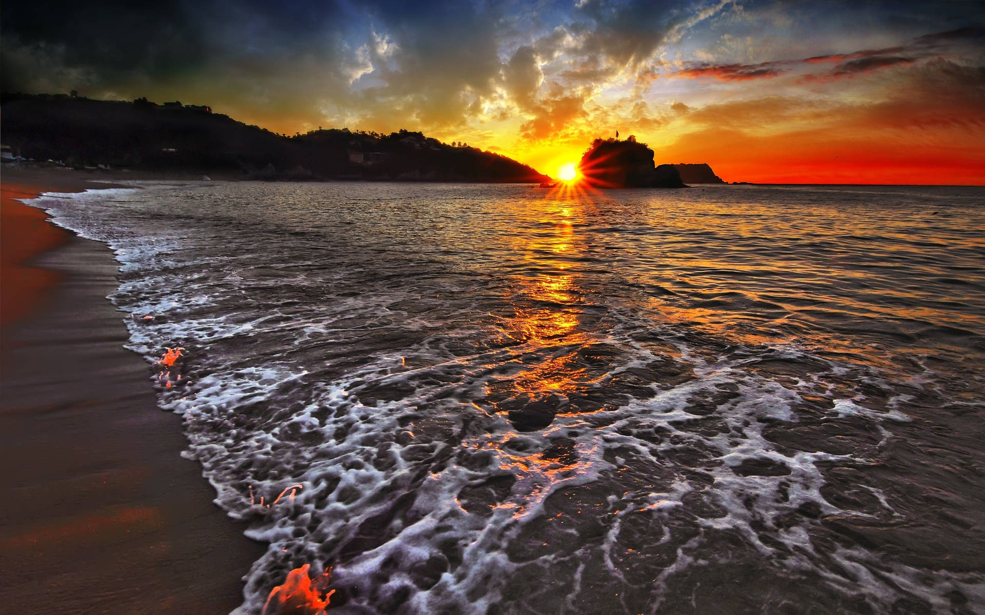 夕陽下的海洋，海浪在戲劇性的雲層下拍打沙灘