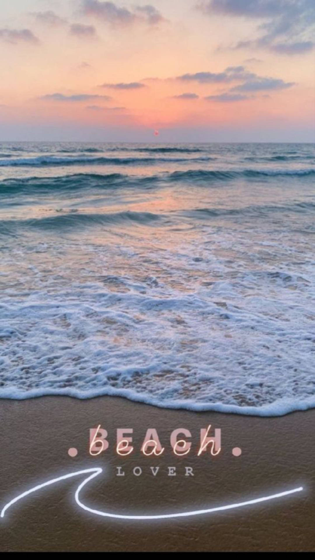 夕陽下的海洋，溫柔的海浪拍打沙灘