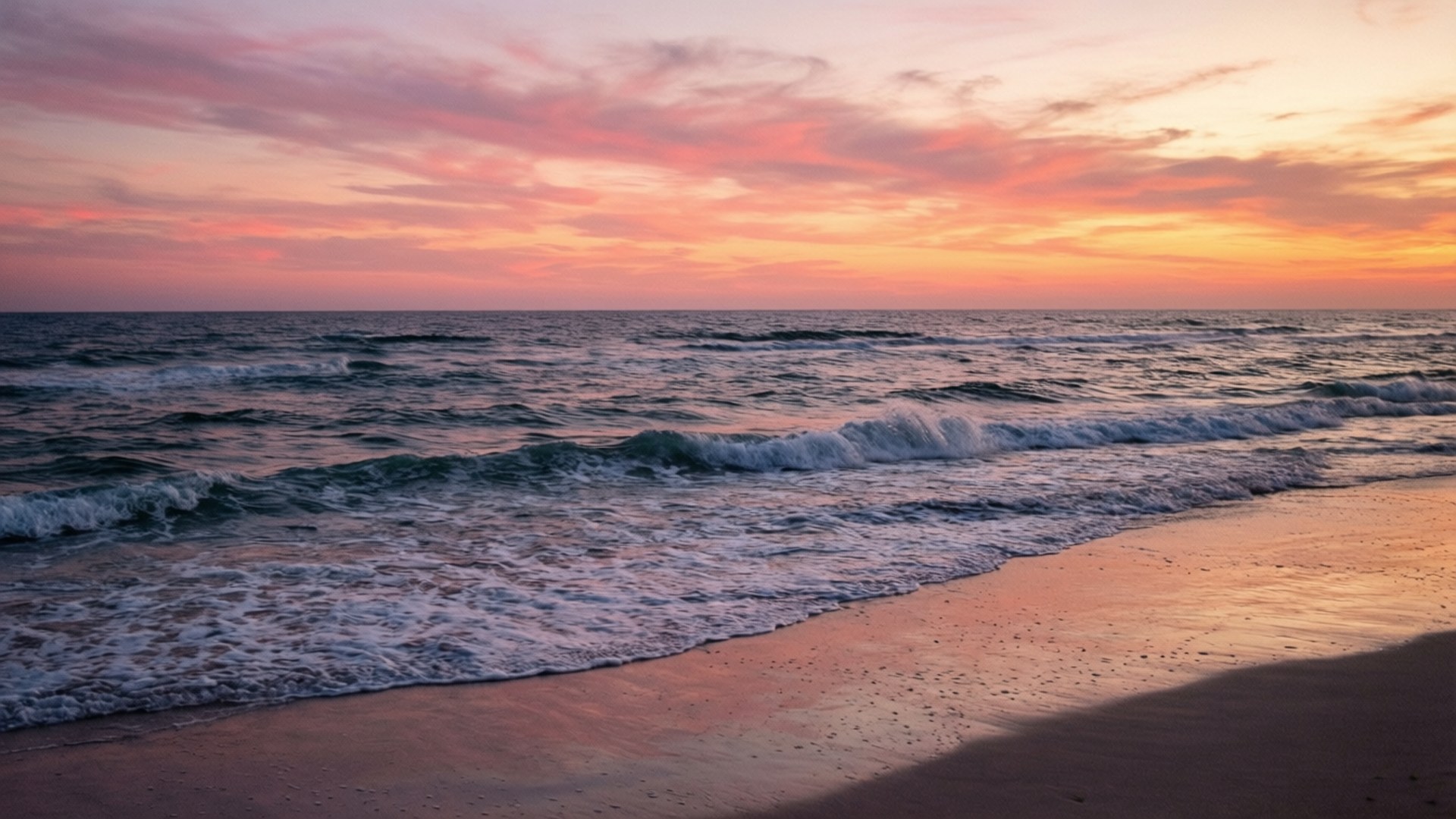 夕陽下的海洋，海浪沖刷著沙灘