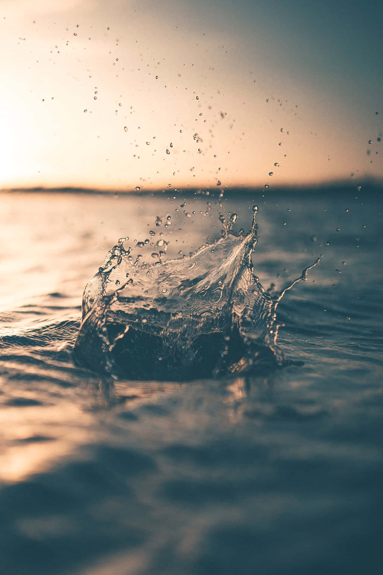 夕陽下的海面水花
