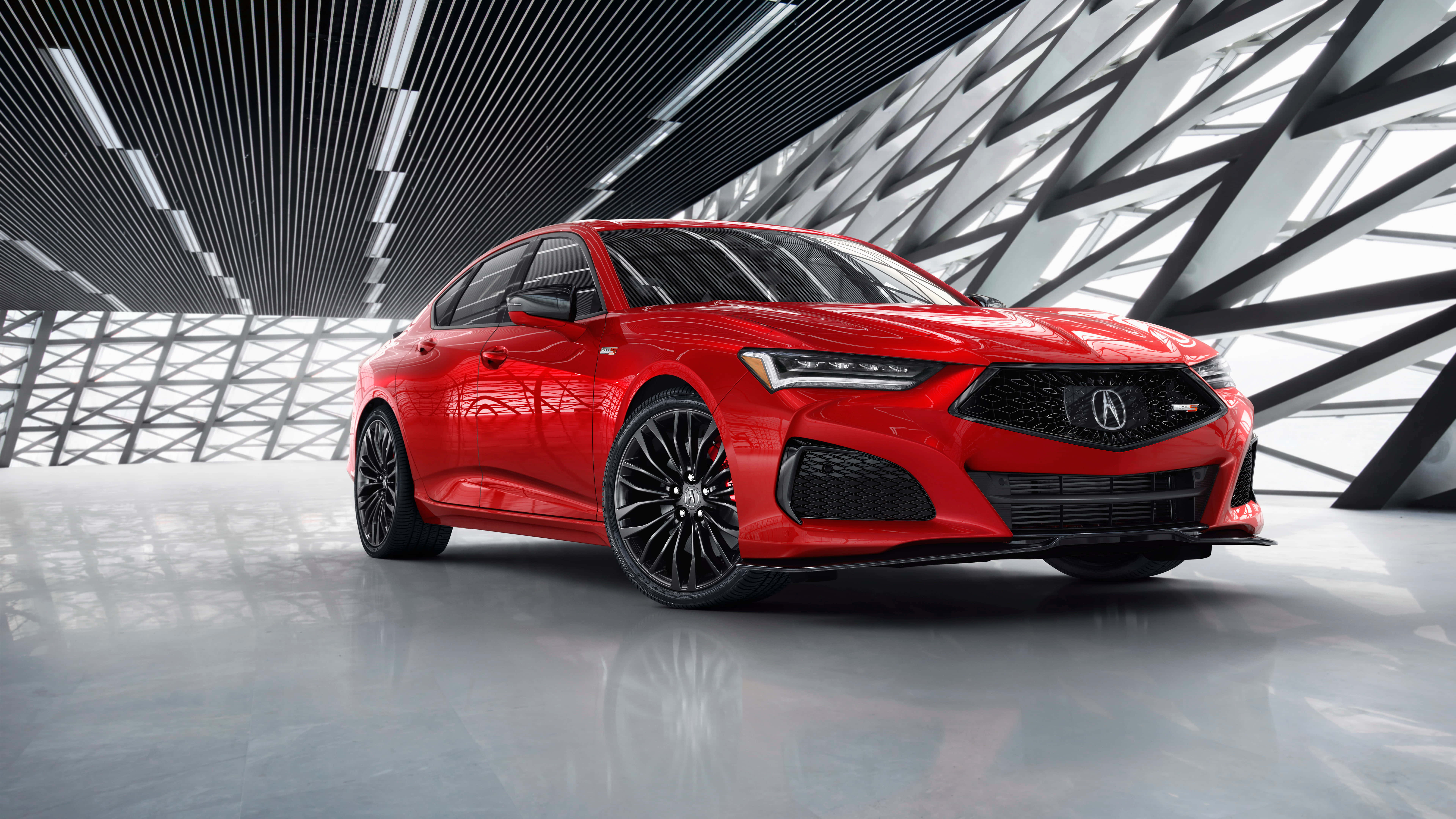 Acura Tlx 桌布 壁紙 — 一輛鮮紅色的Acura轎車在未來風格的幾何玻璃和鋼結構內，在明亮的燈光下閃閃發光。