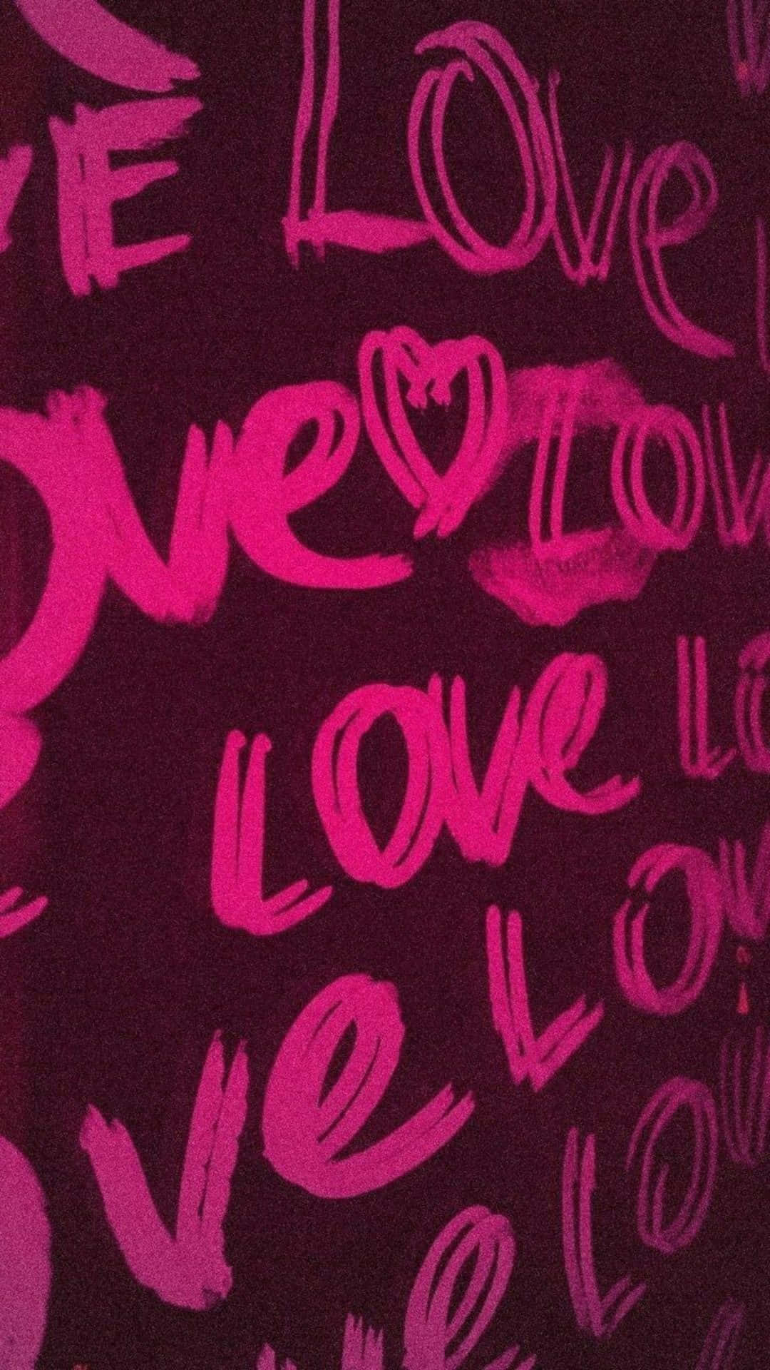  壁紙 — 鮮豔的粉紅色手寫「love」文字和心形符號散落在深酒紅色紋理背景上。