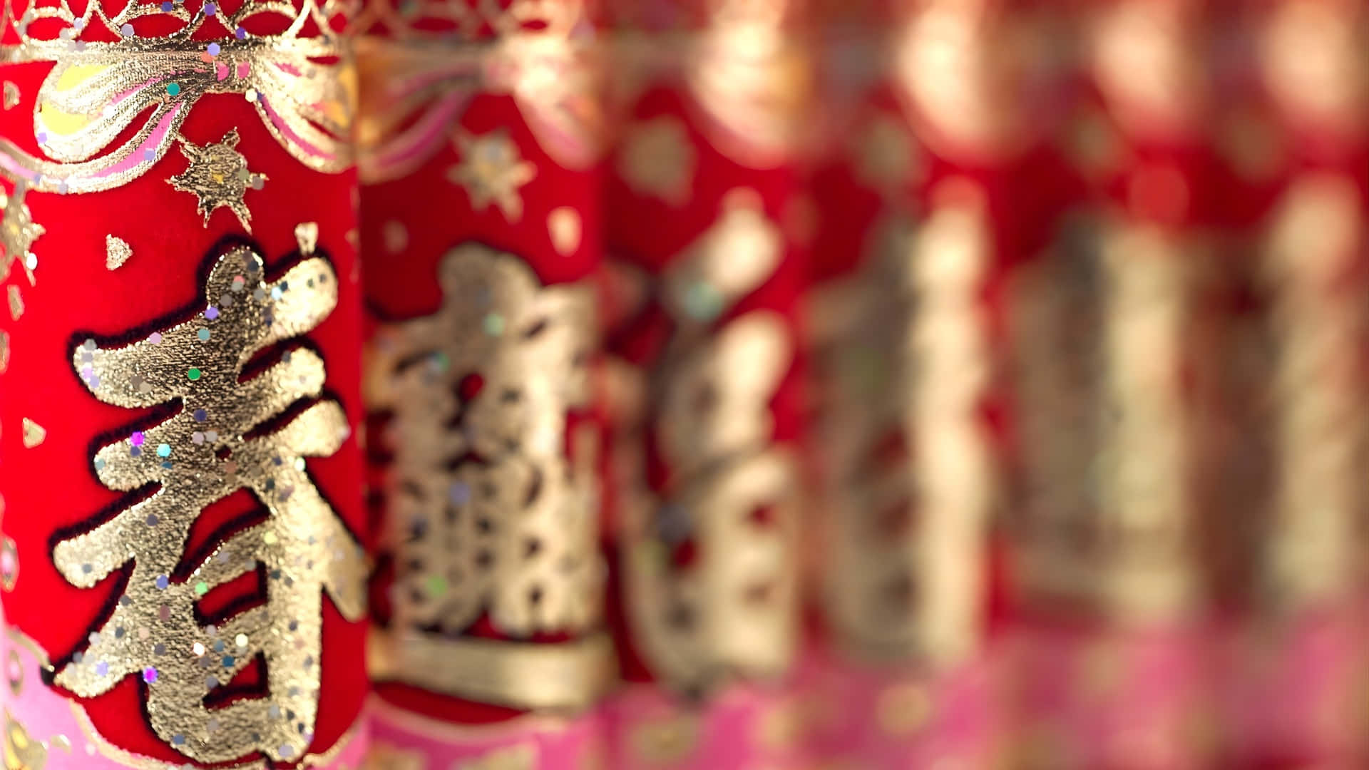  壁紙 — 鮮豔的紅色鞭炮飾有閃閃發光的金色中文字和節日裝飾，模糊成柔焦效果。